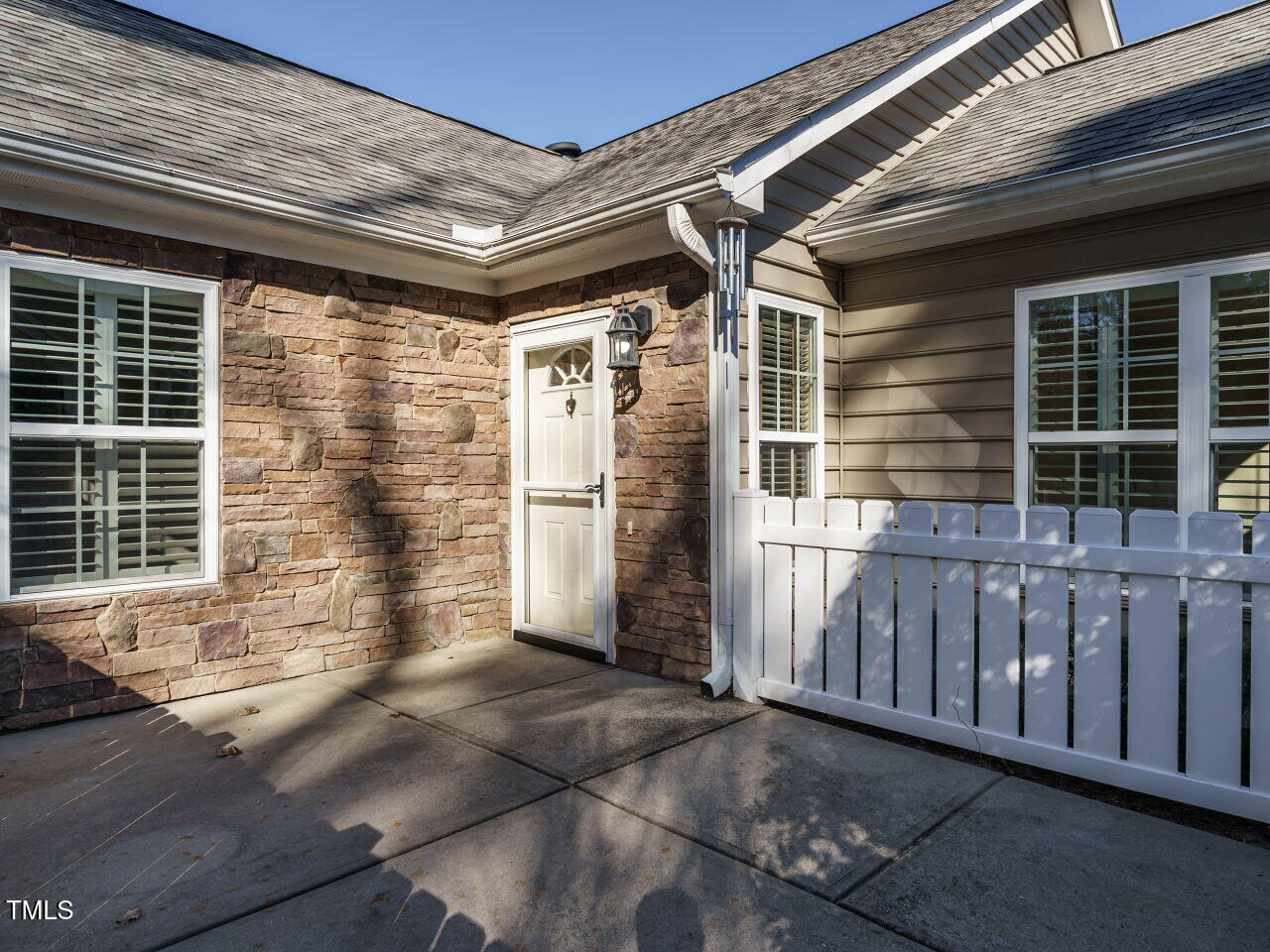 992 Blue Bird Lane Property Photo 4