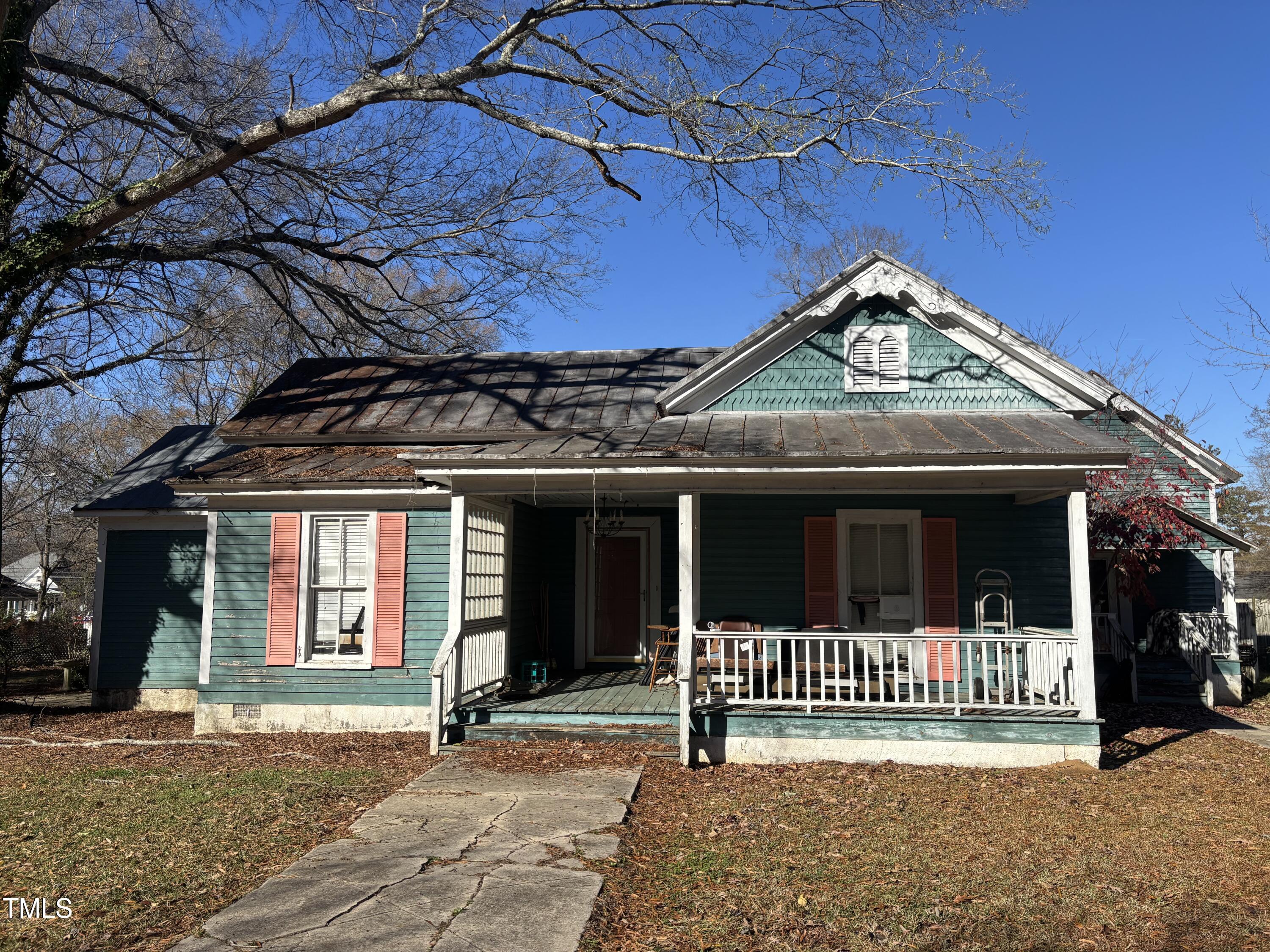 403 E Railroad Street Property Photo 1