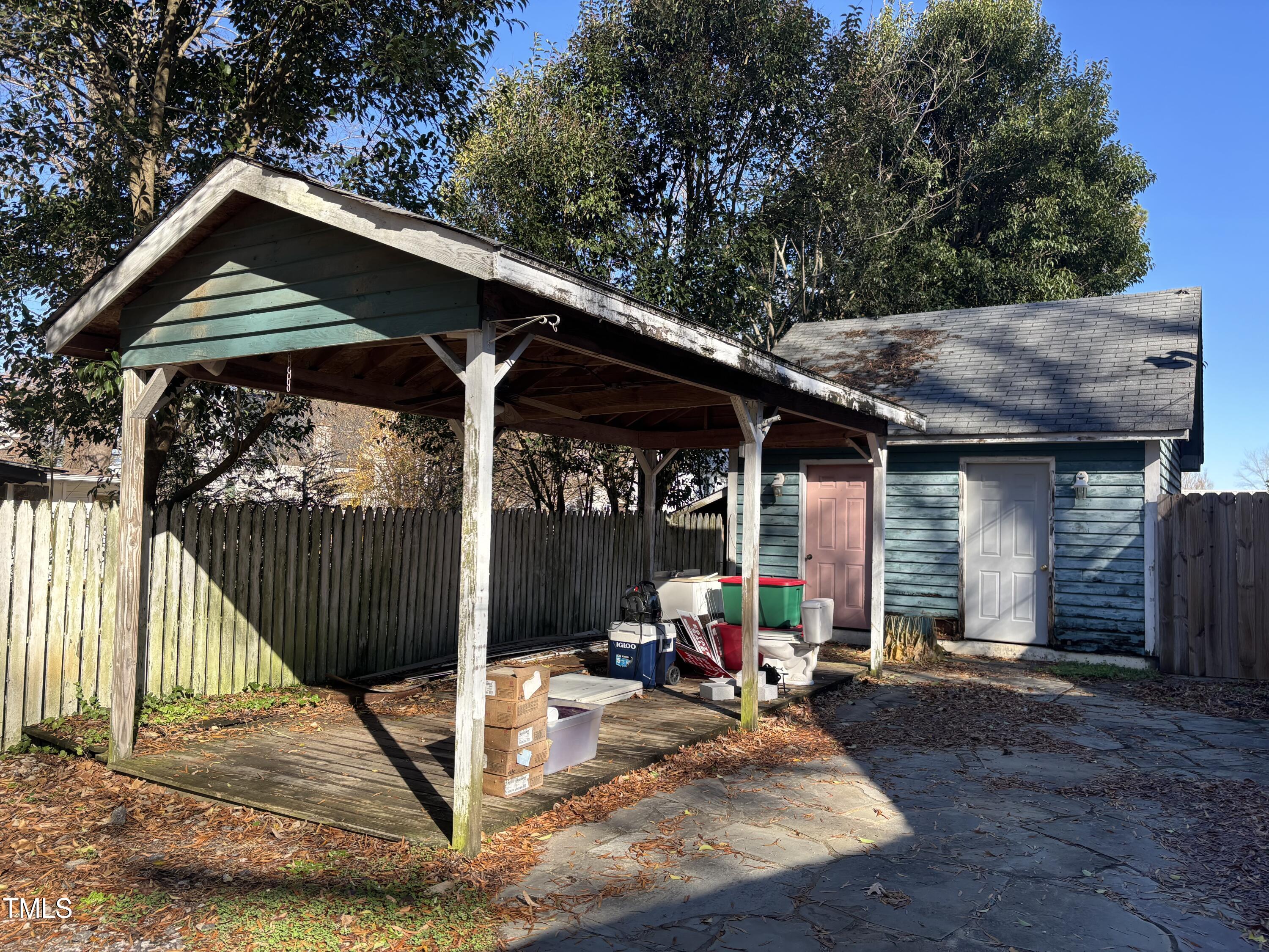403 E Railroad Street Property Photo 3