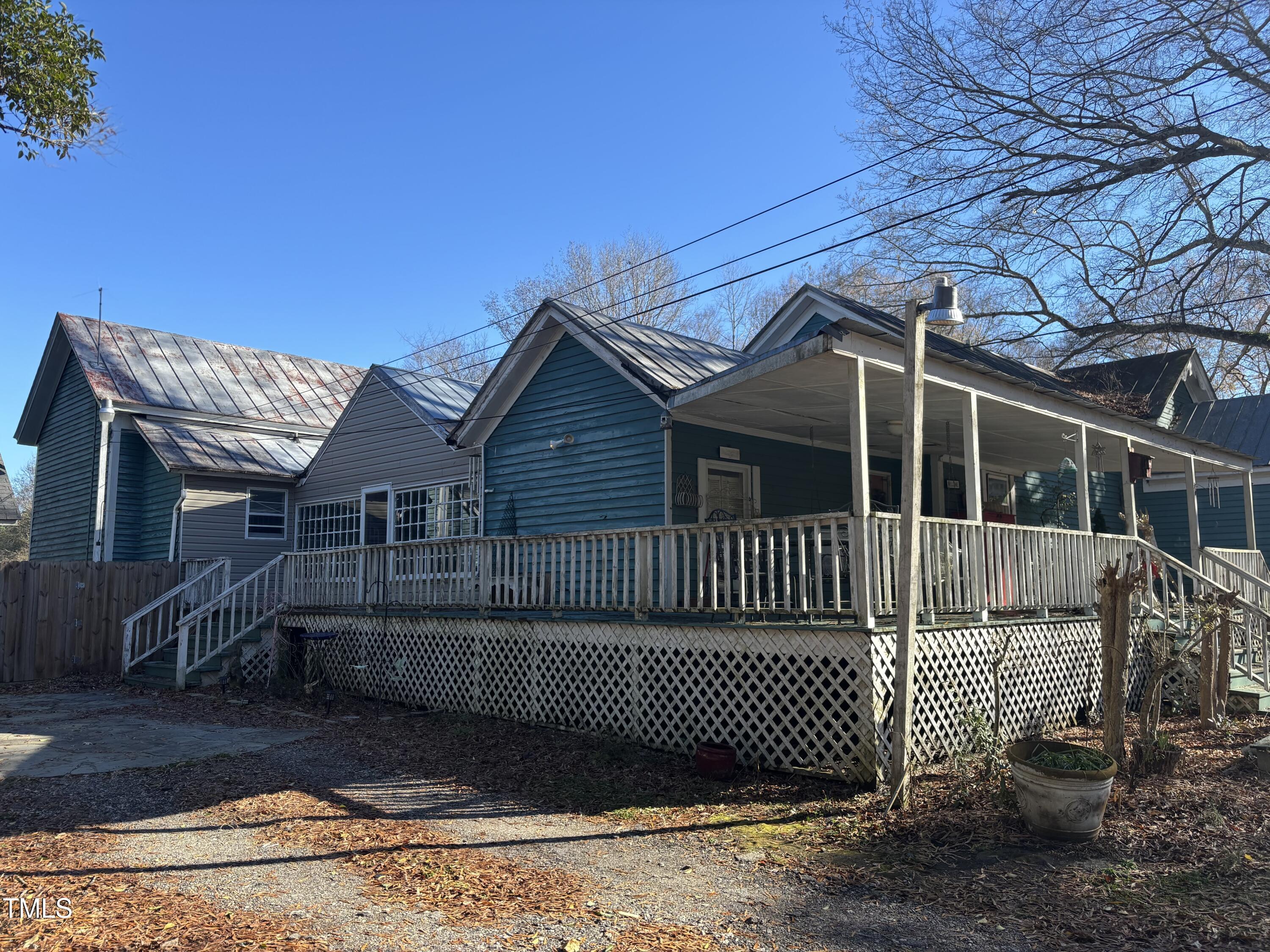 403 E Railroad Street Property Photo 4