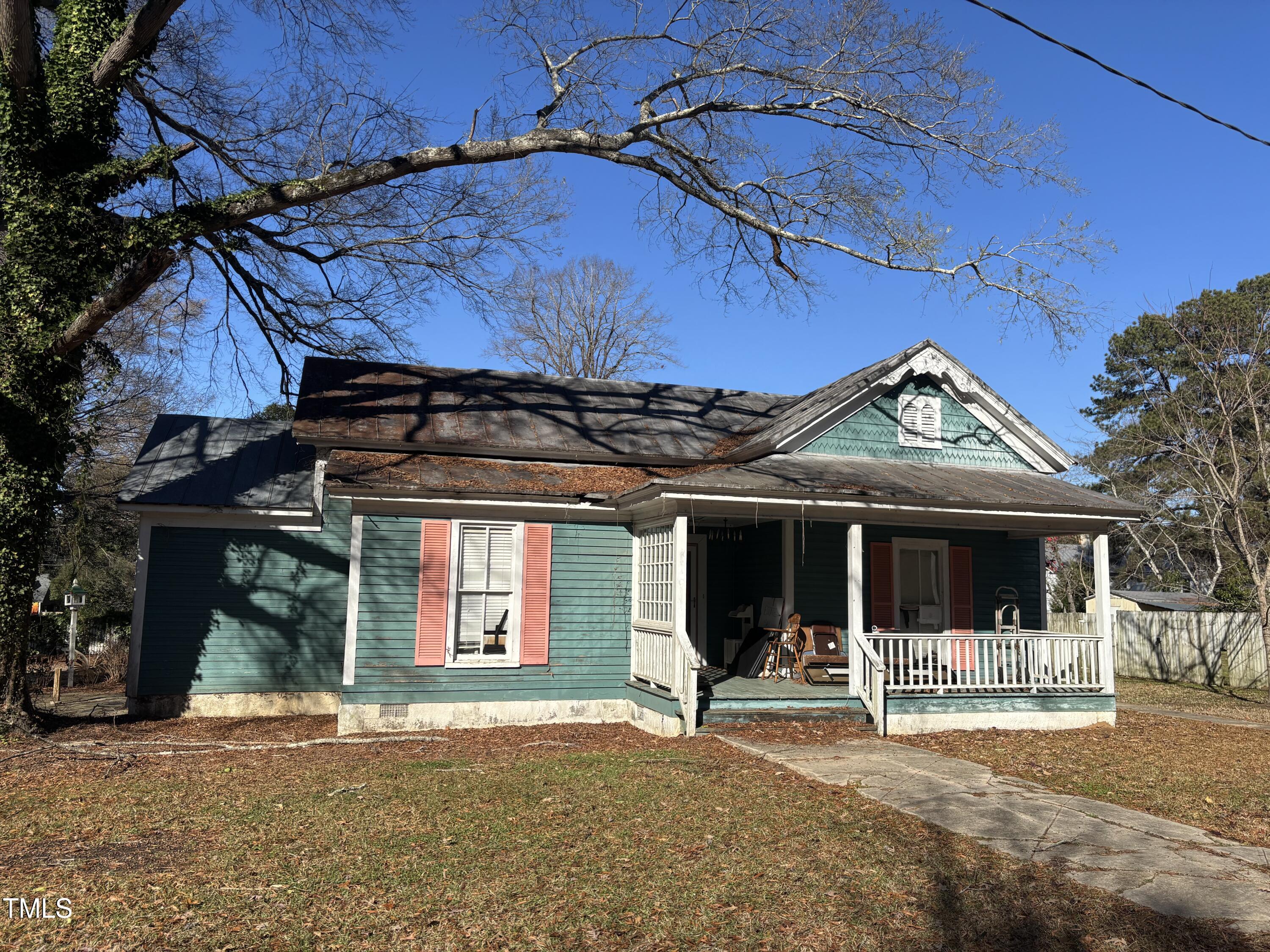 403 E Railroad Street Property Photo 6