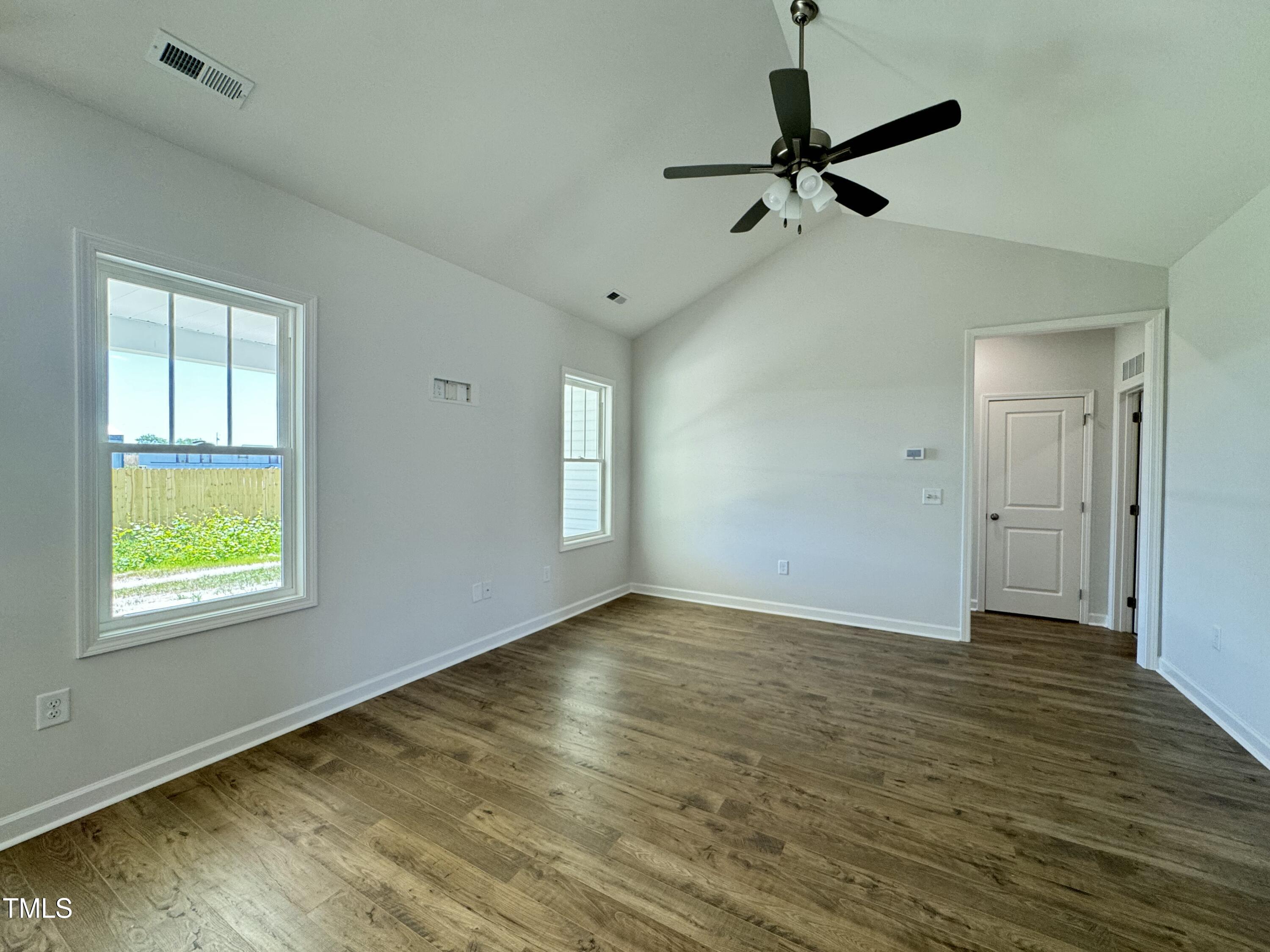 110 E Sillinger Drive Property Photo 3