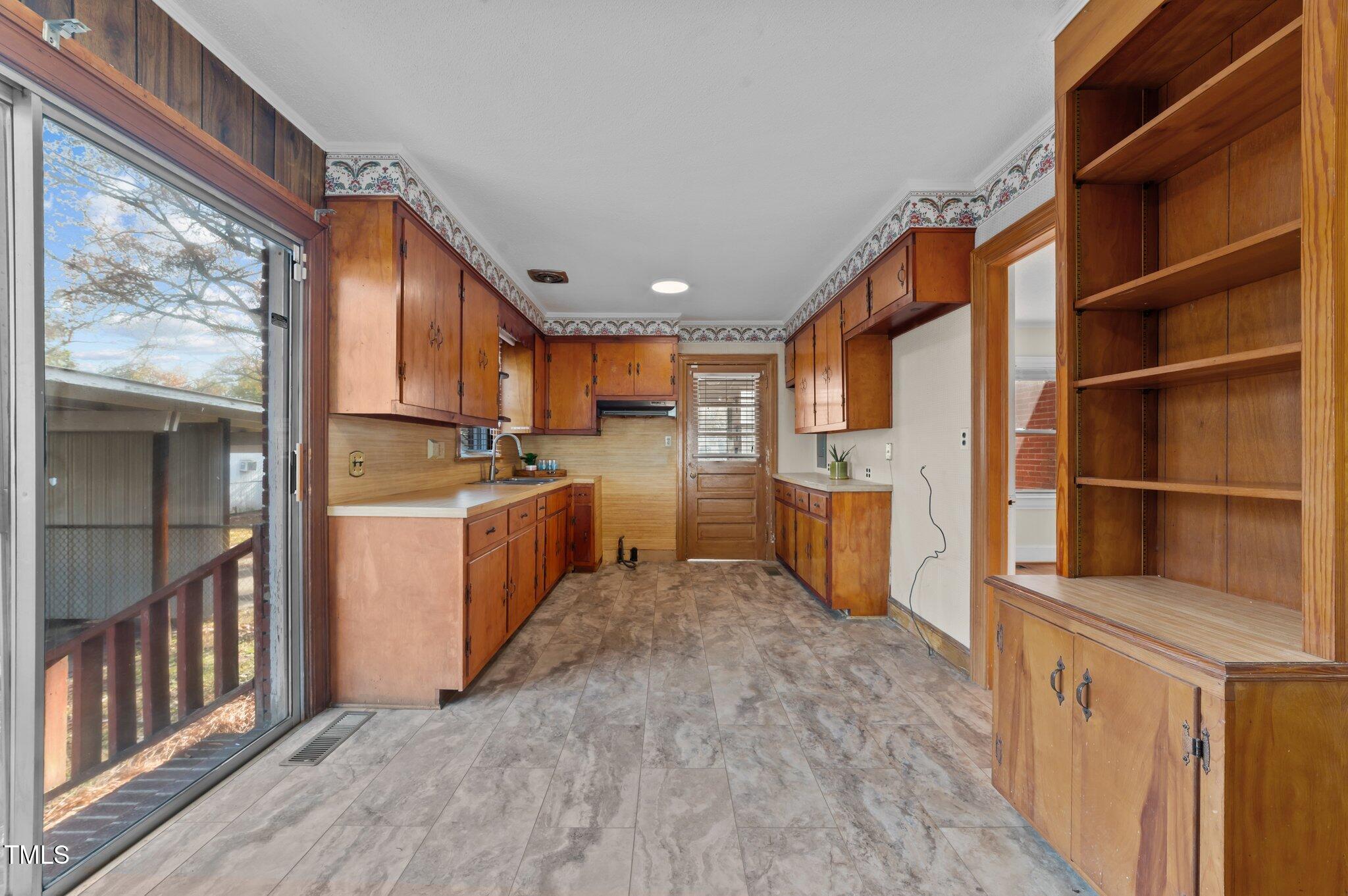 505 W Johnston Street Property Photo 10