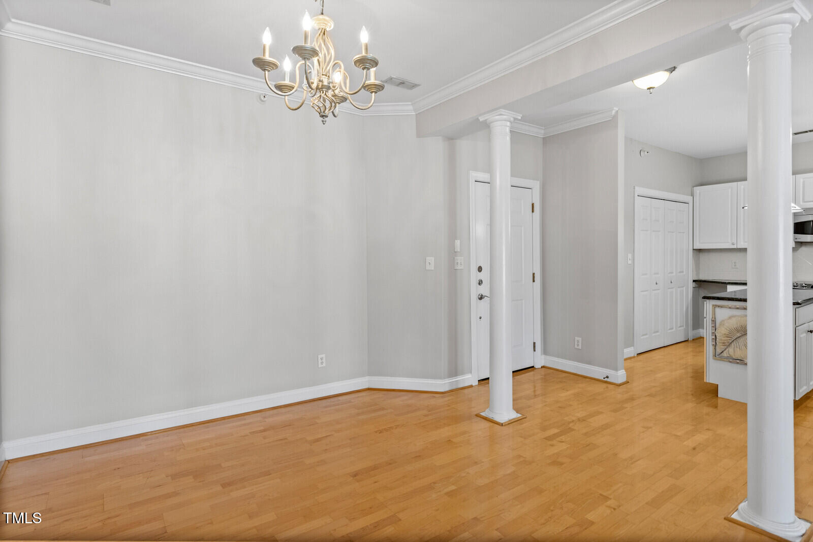 1231 Kelton Cottage Way Property Photo 5