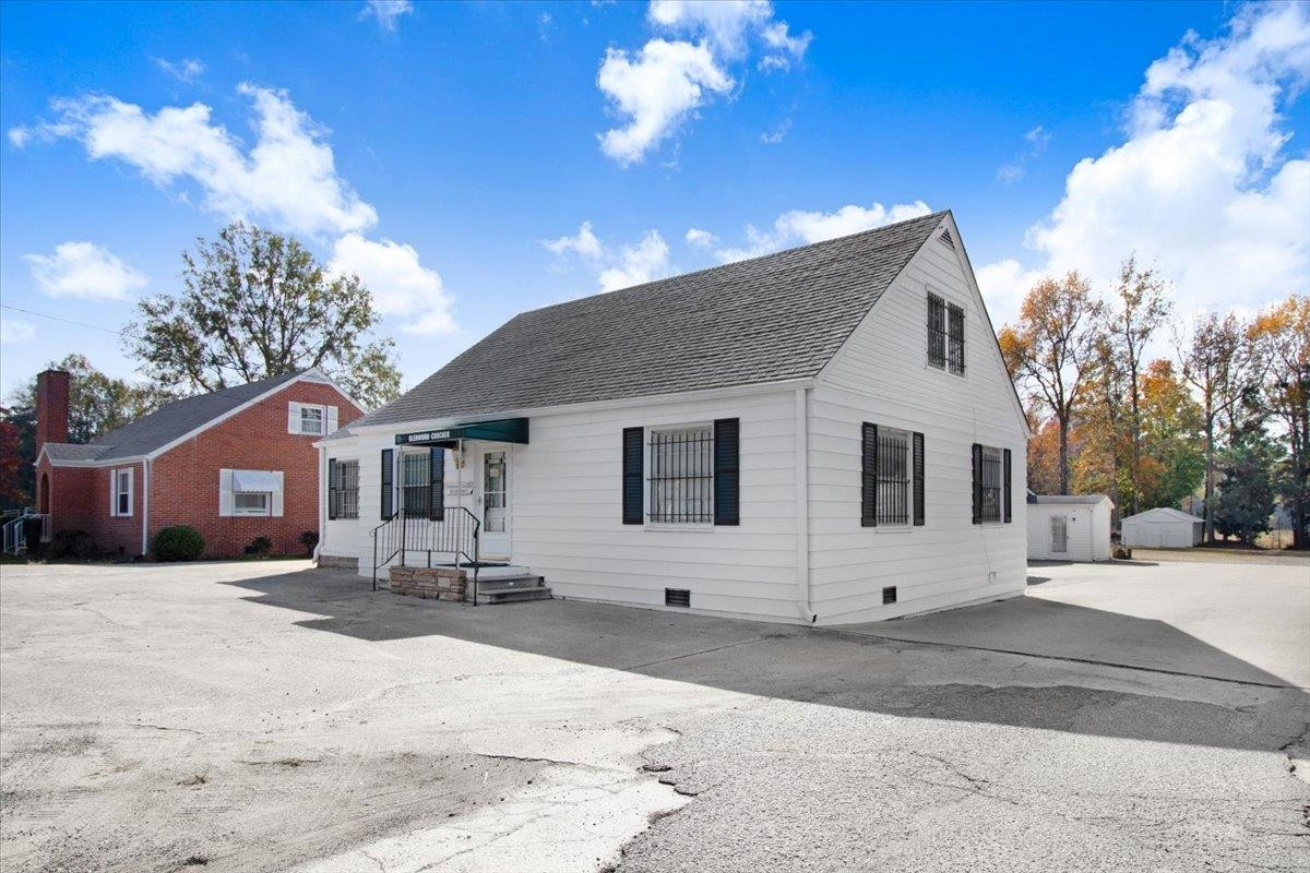 1117 W Market Street Property Photo 2
