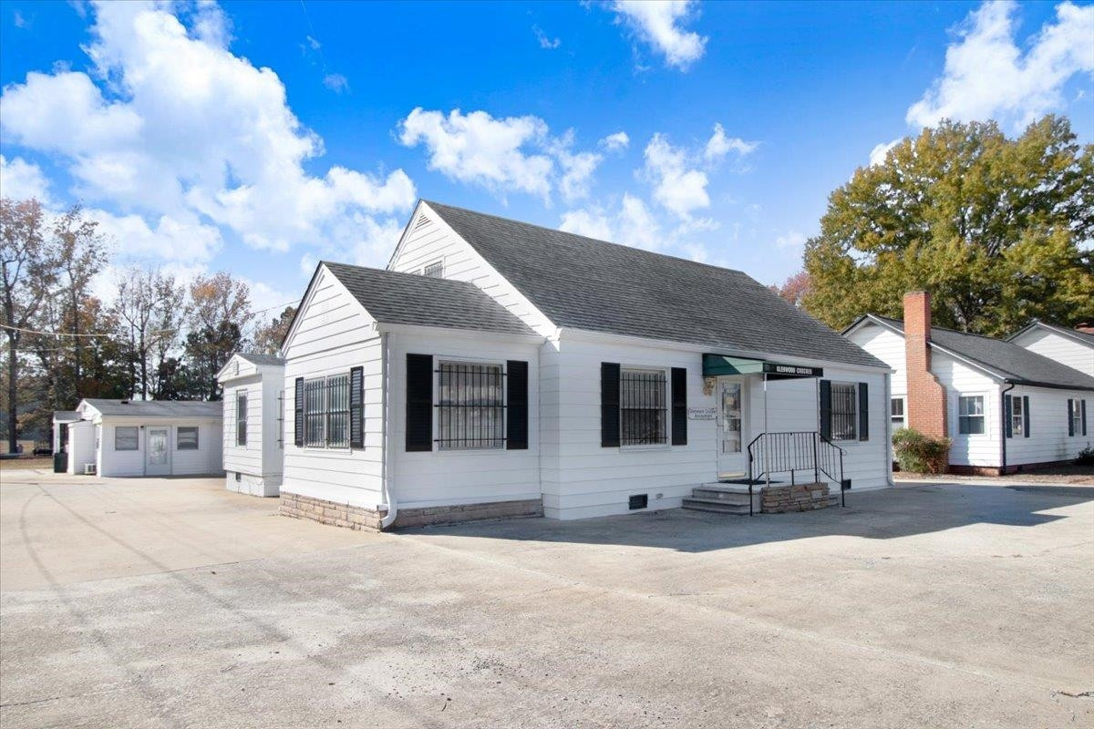 1117 W Market Street Property Photo 3