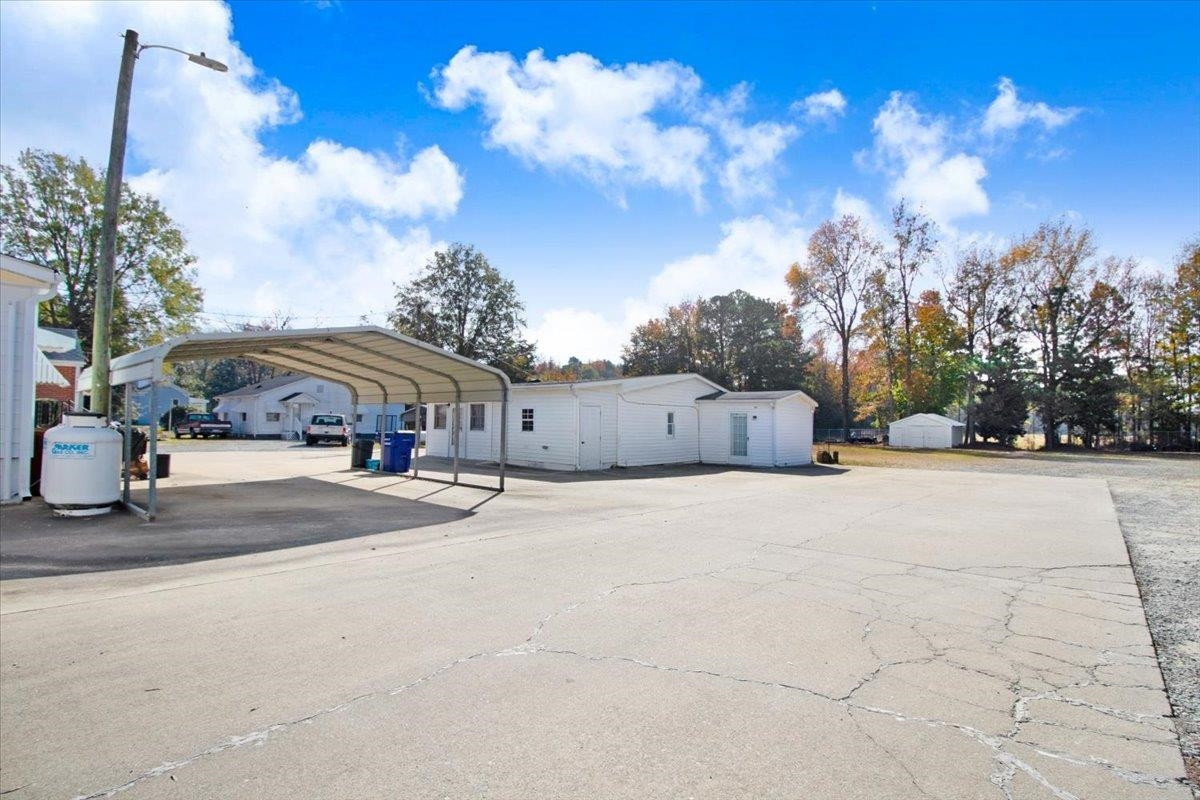 1117 W Market Street Property Photo 8
