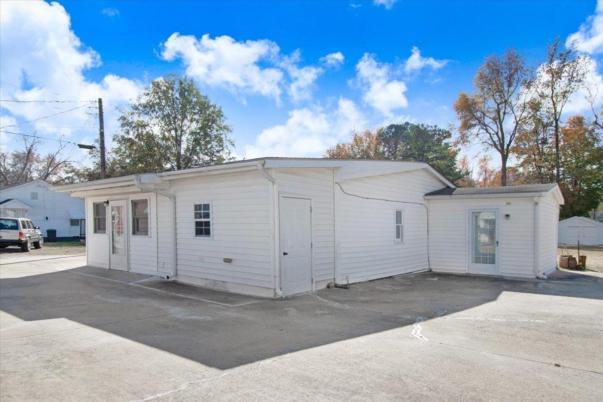 1117 W Market Street Property Photo 12