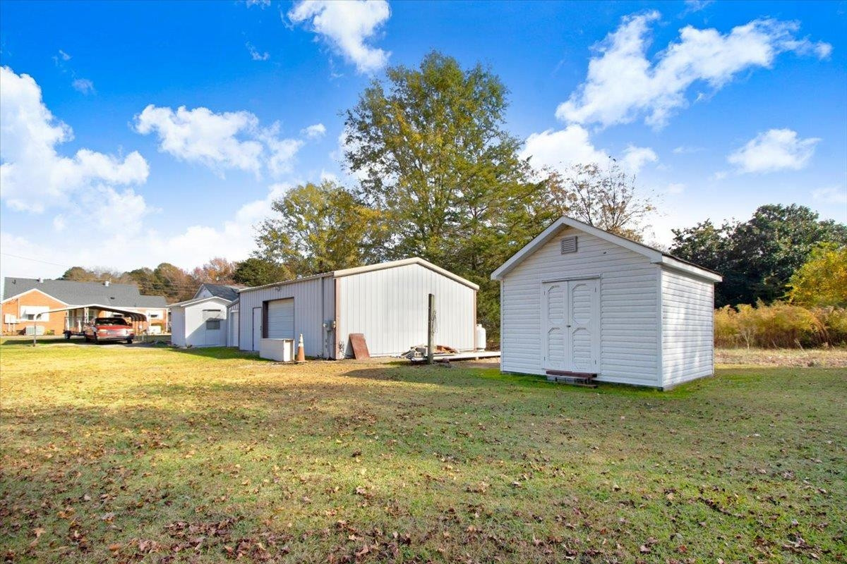 1117 W Market Street Property Photo 16