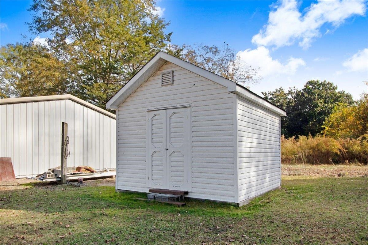 1117 W Market Street Property Photo 17