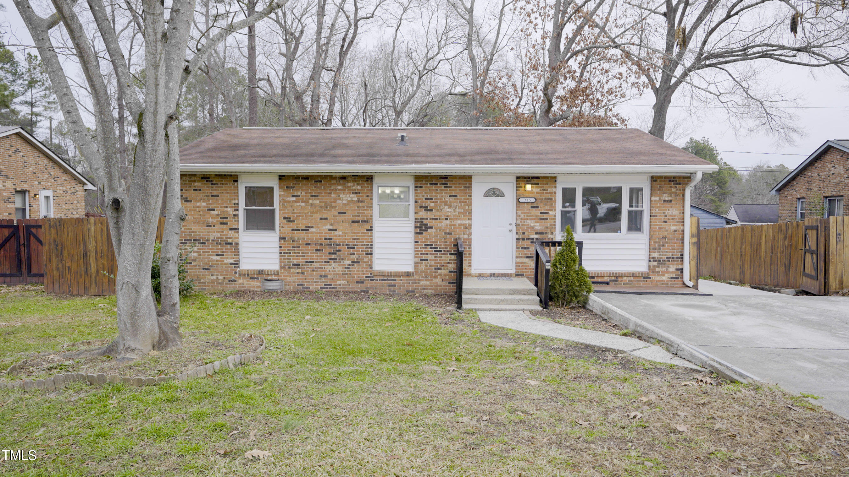 915 Da Vinci Street Property Photo