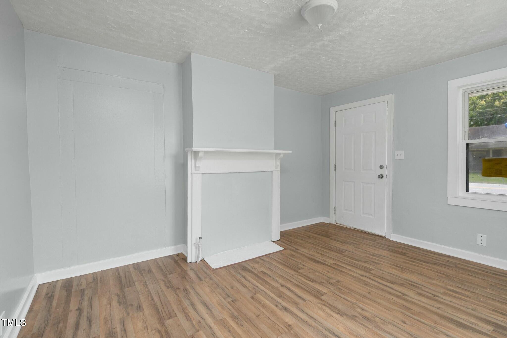 810 E Grand Avenue Property Photo 6