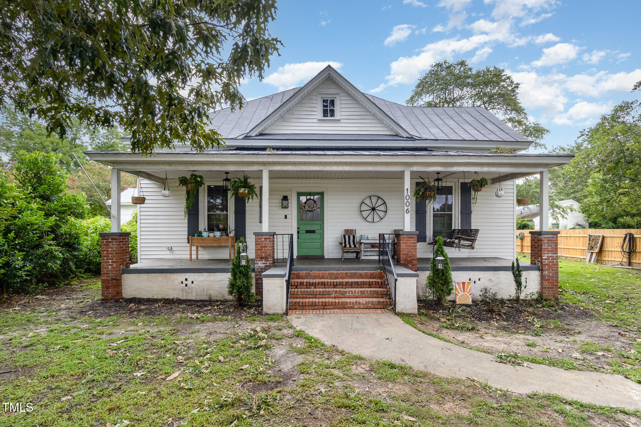 1006 W Broad Street Property Photo