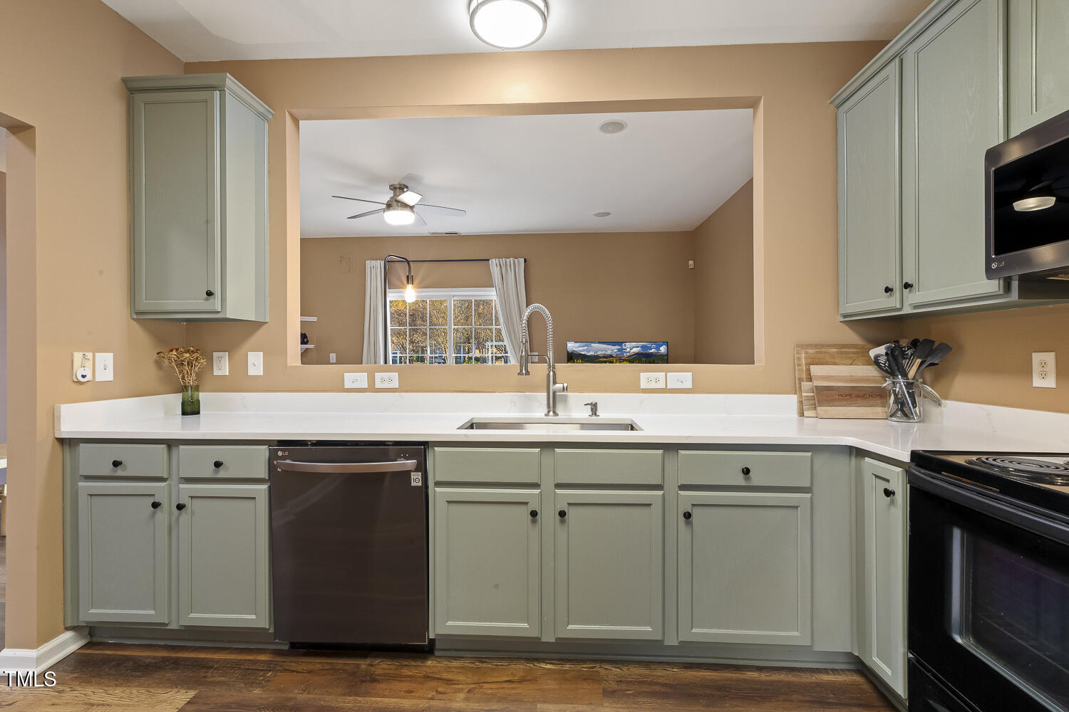 617 Auburn Square Drive Property Photo 4