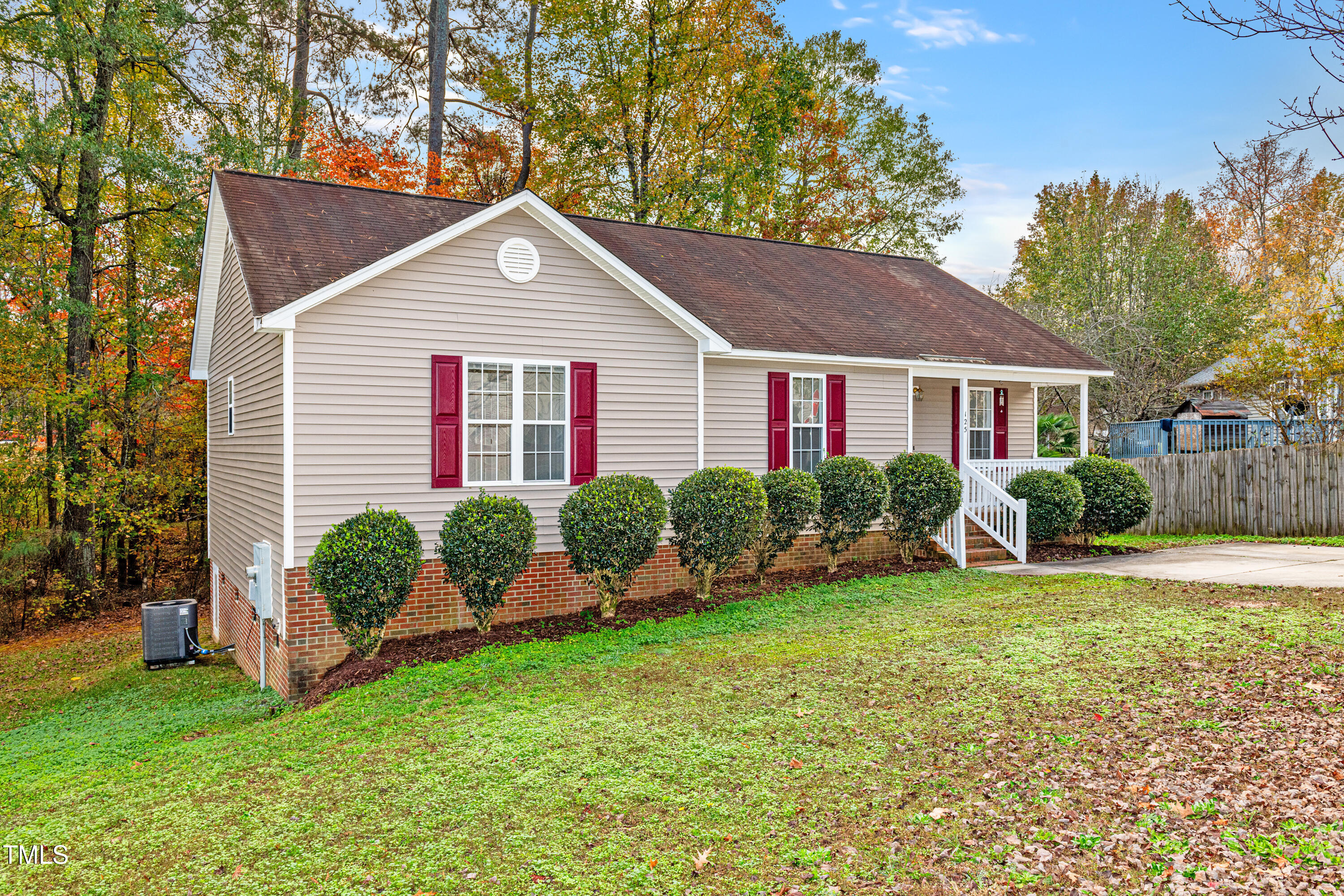 125 Havencrest Landing Property Photo 3