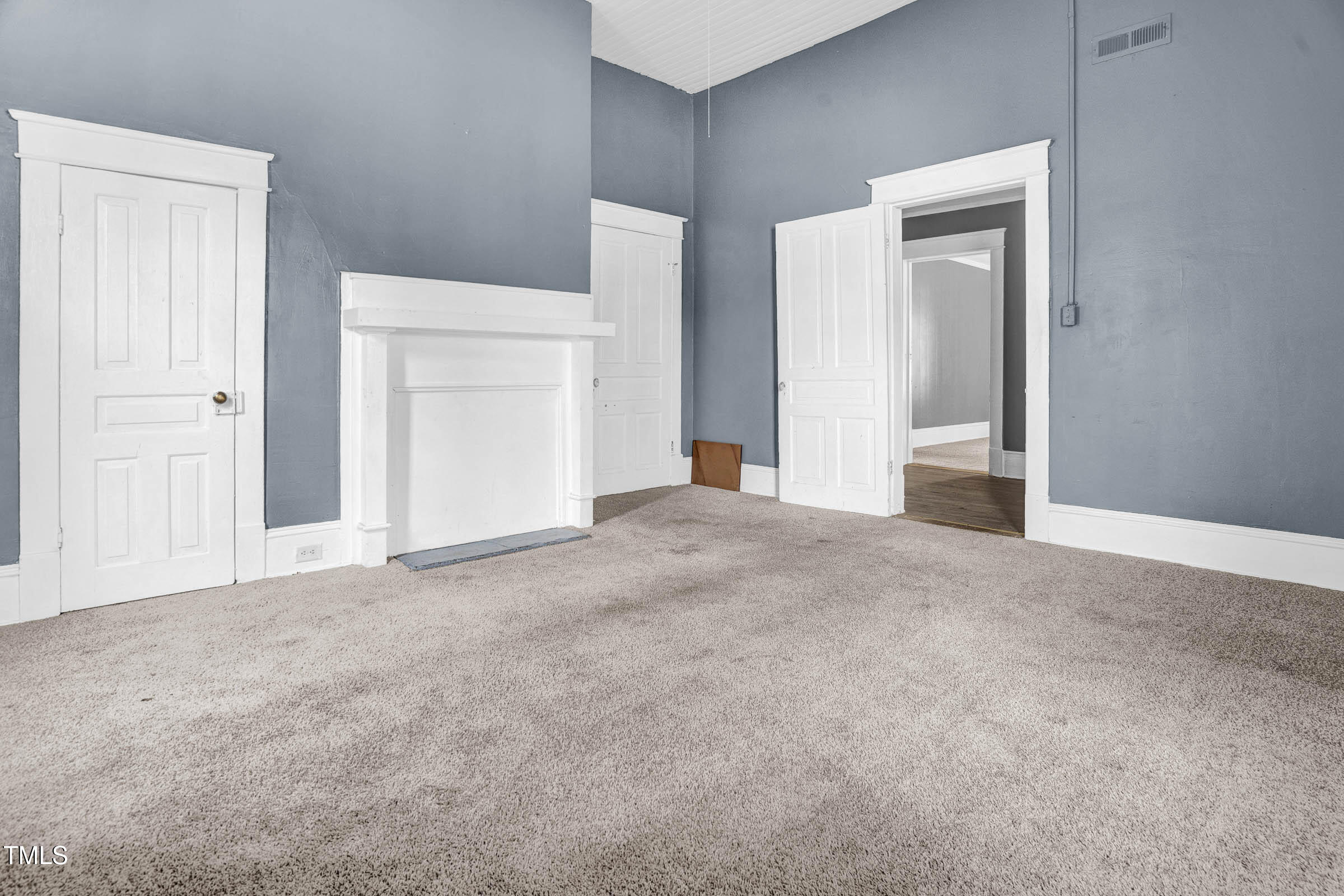 305 S Howell Street Property Photo 7