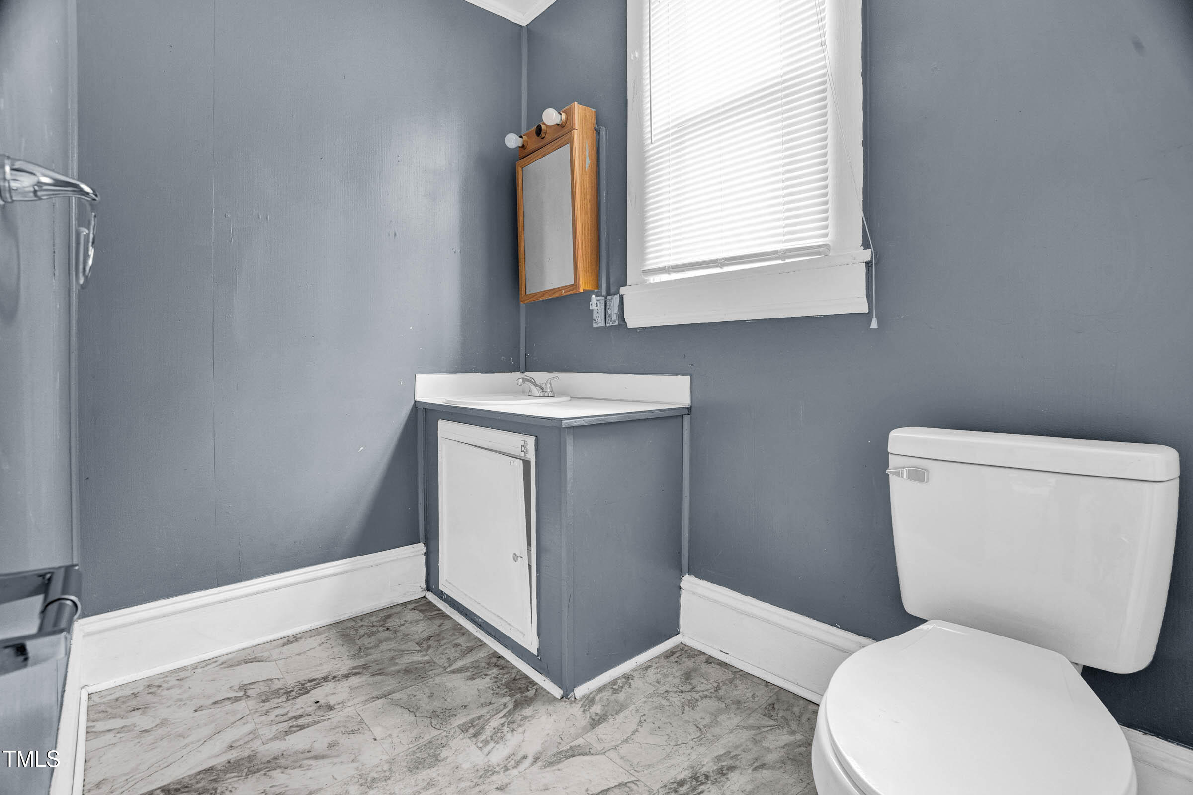 305 S Howell Street Property Photo 9