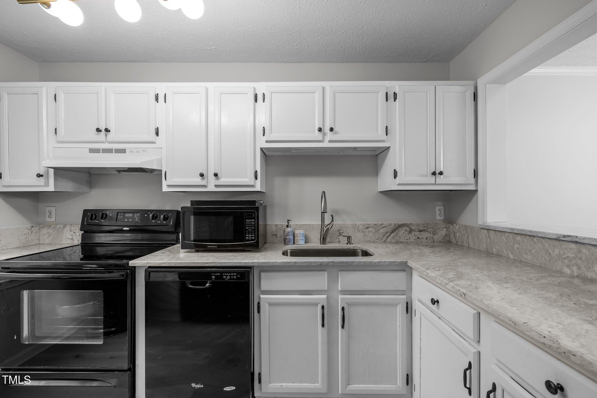 401 Oak Hollow Court Property Photo 8