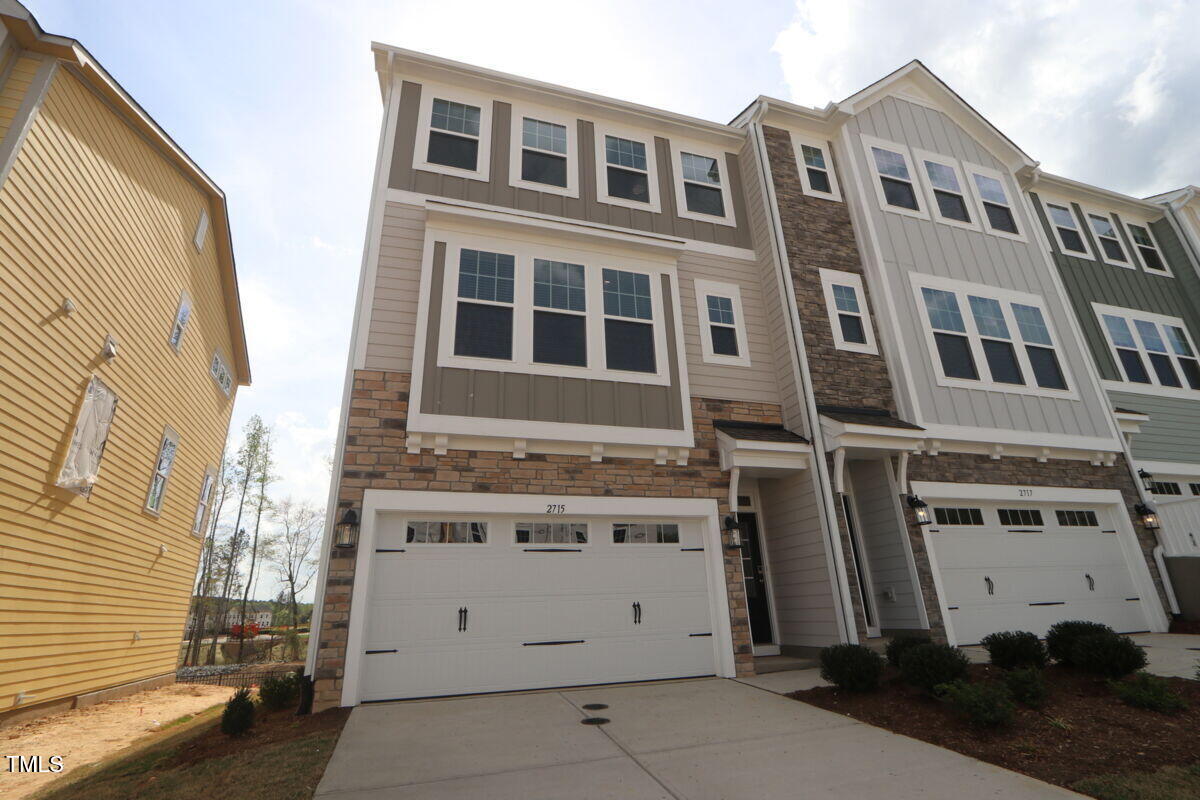 2715 Hunter Woods Drive # 562 Property Photo 1