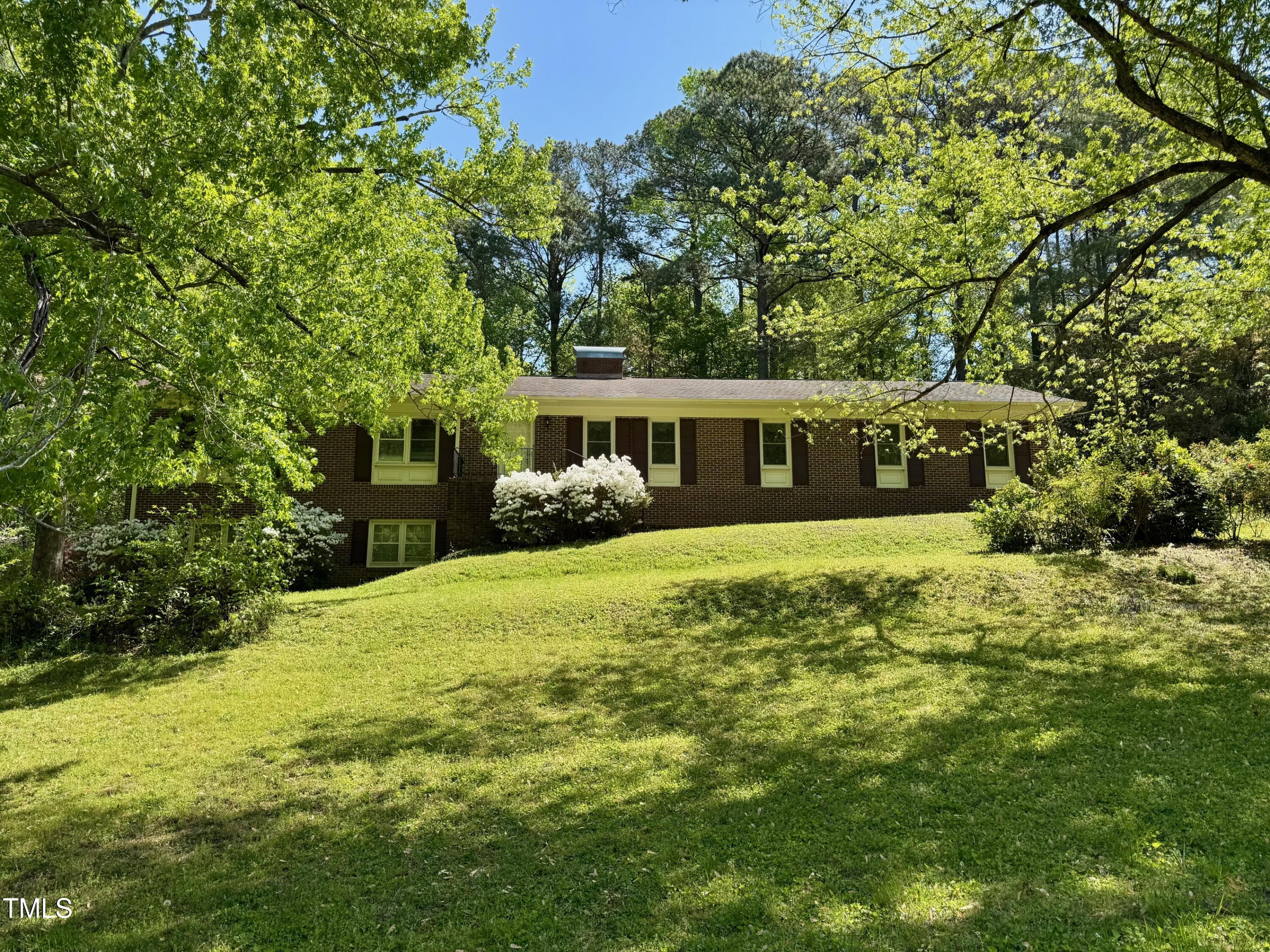 2118 N Woodland Road Property Photo 1
