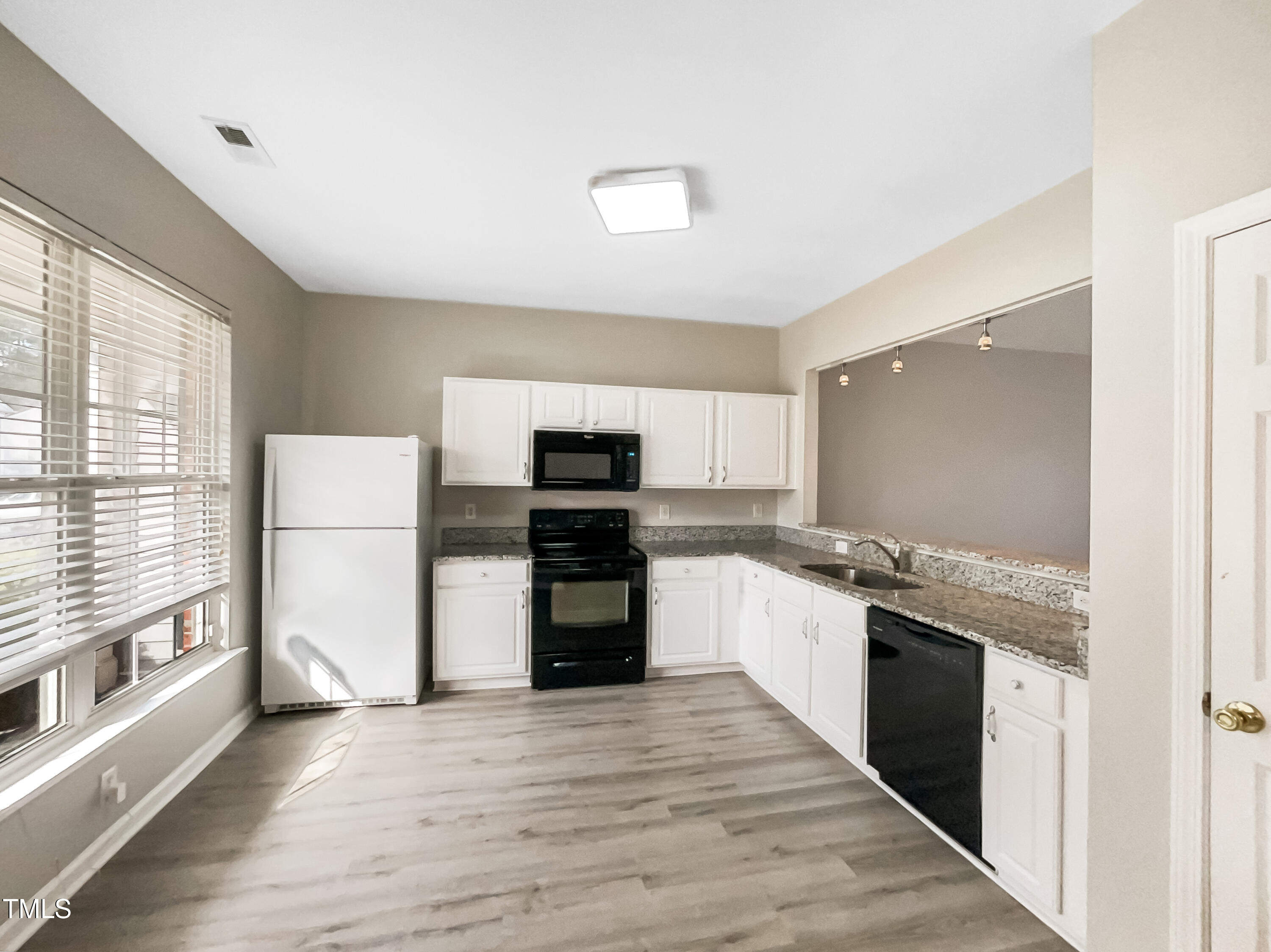 203 Canyon Lake Circle Property Photo 6