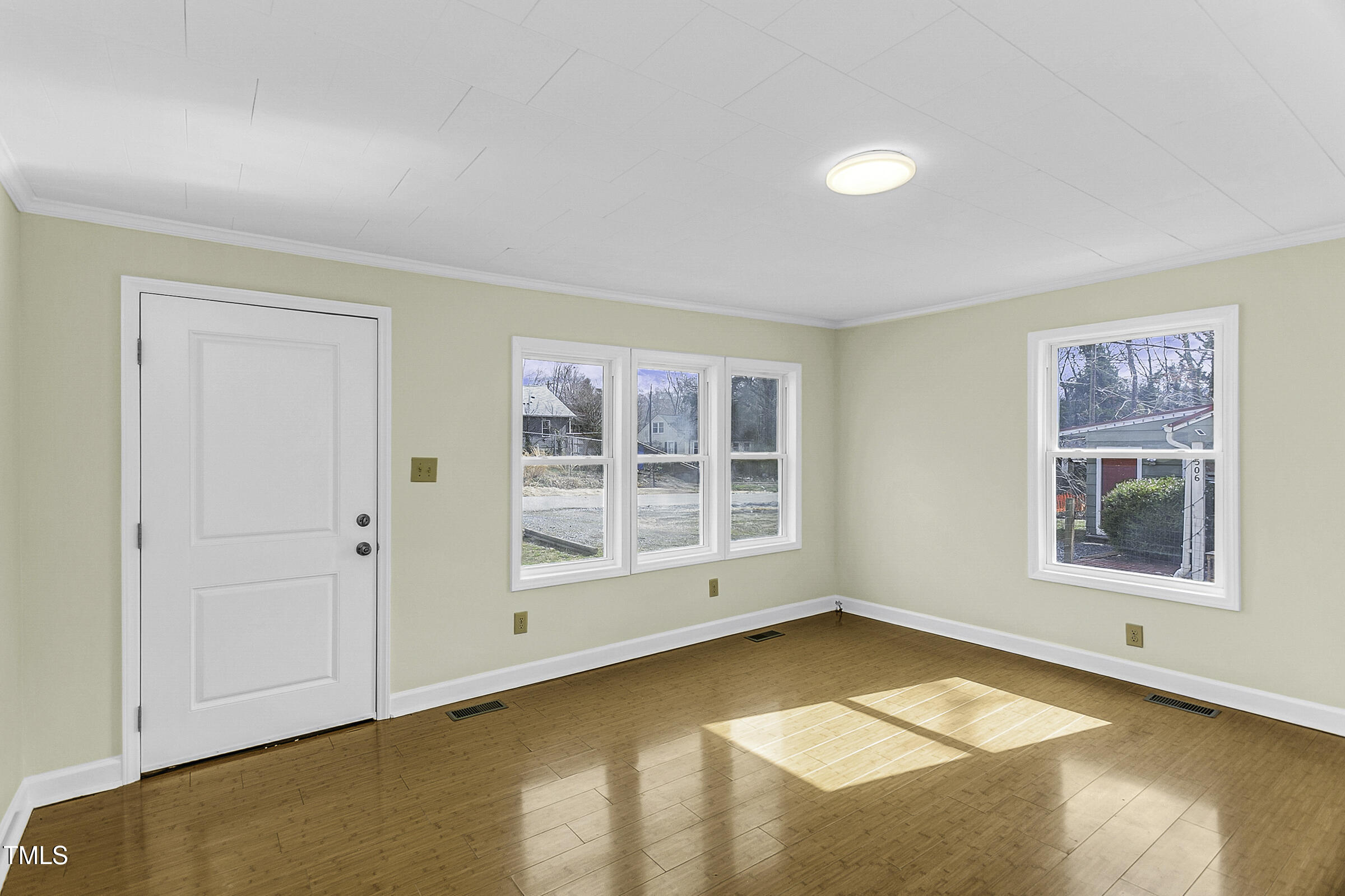 510 Short Street W Property Photo 3