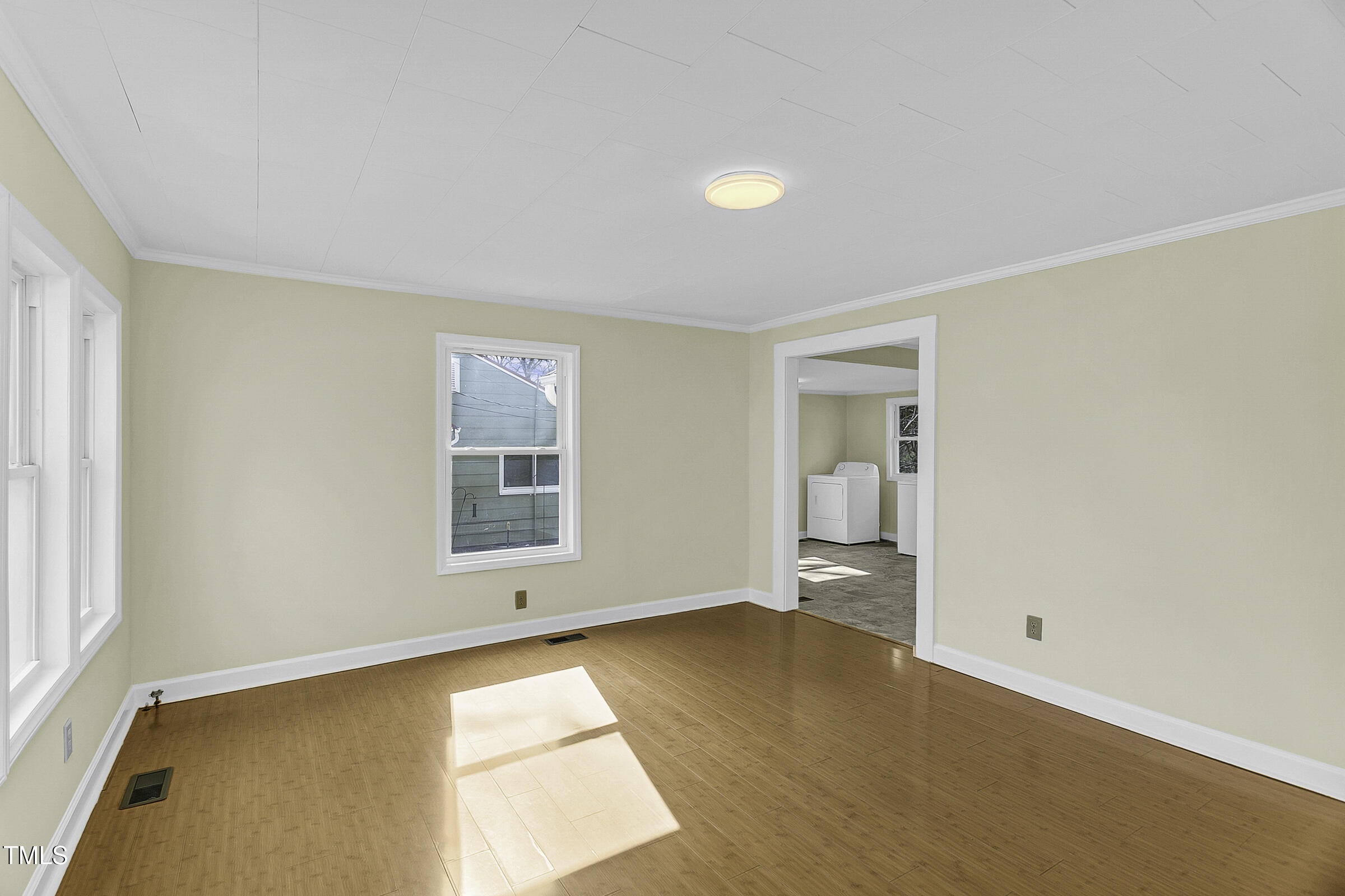 510 Short Street W Property Photo 4