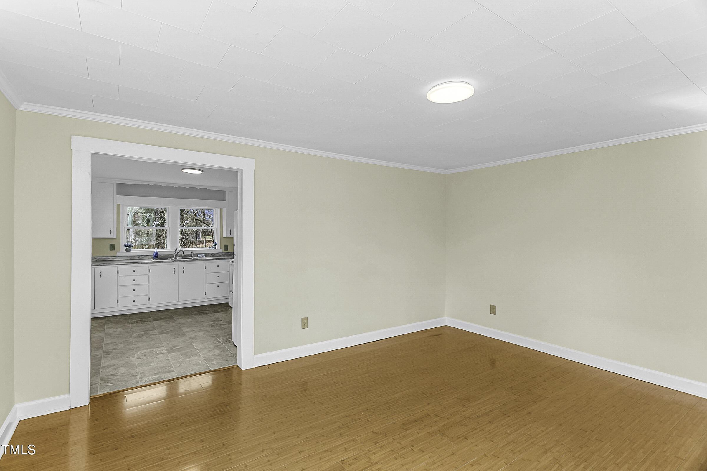 510 Short Street W Property Photo 5