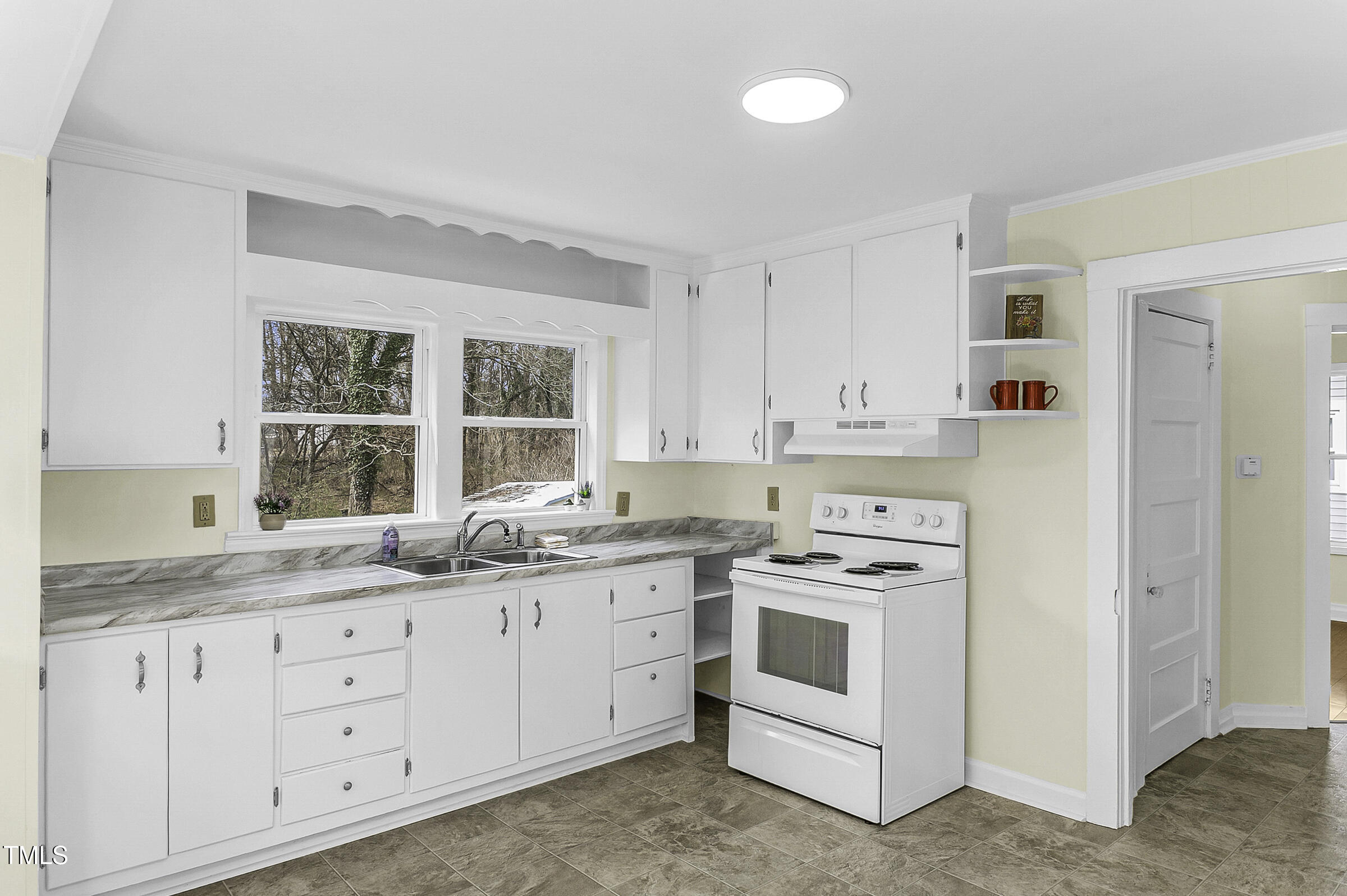 510 Short Street W Property Photo 6