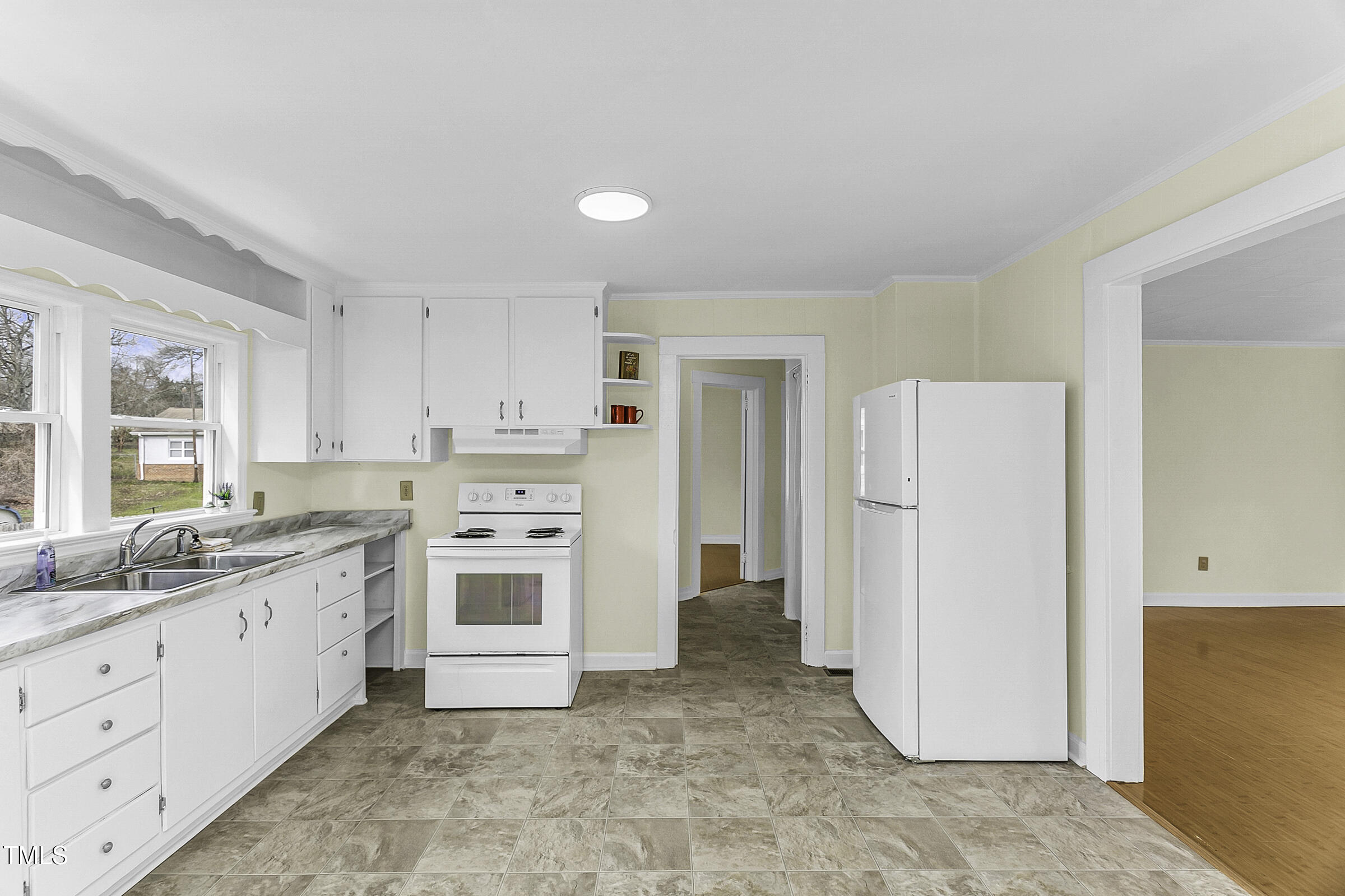 510 Short Street W Property Photo 9