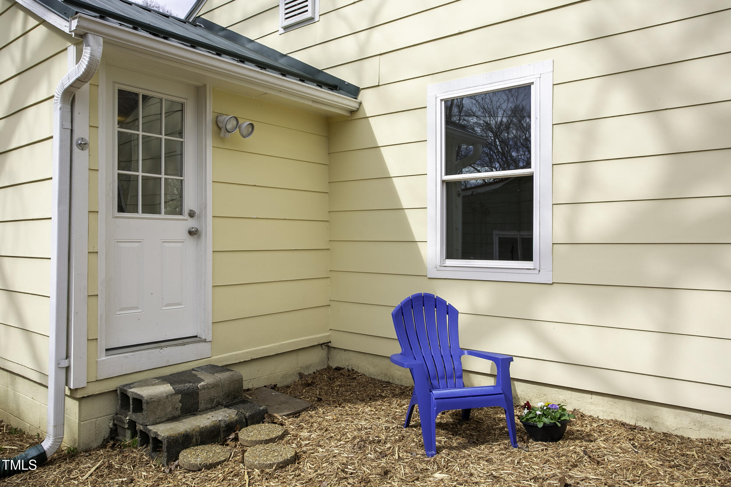 510 Short Street W Property Photo 17