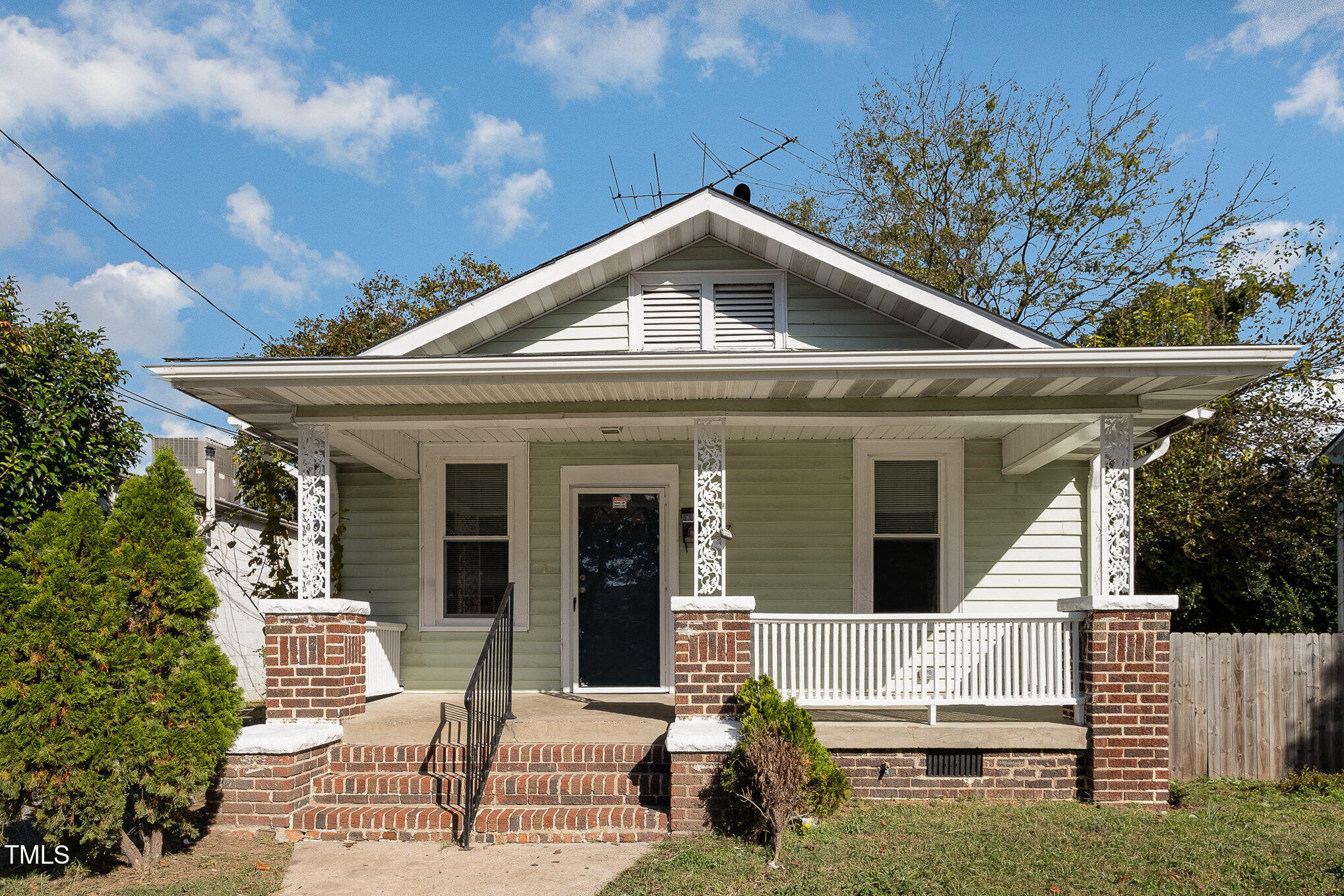 907 Holloway Street Property Photo