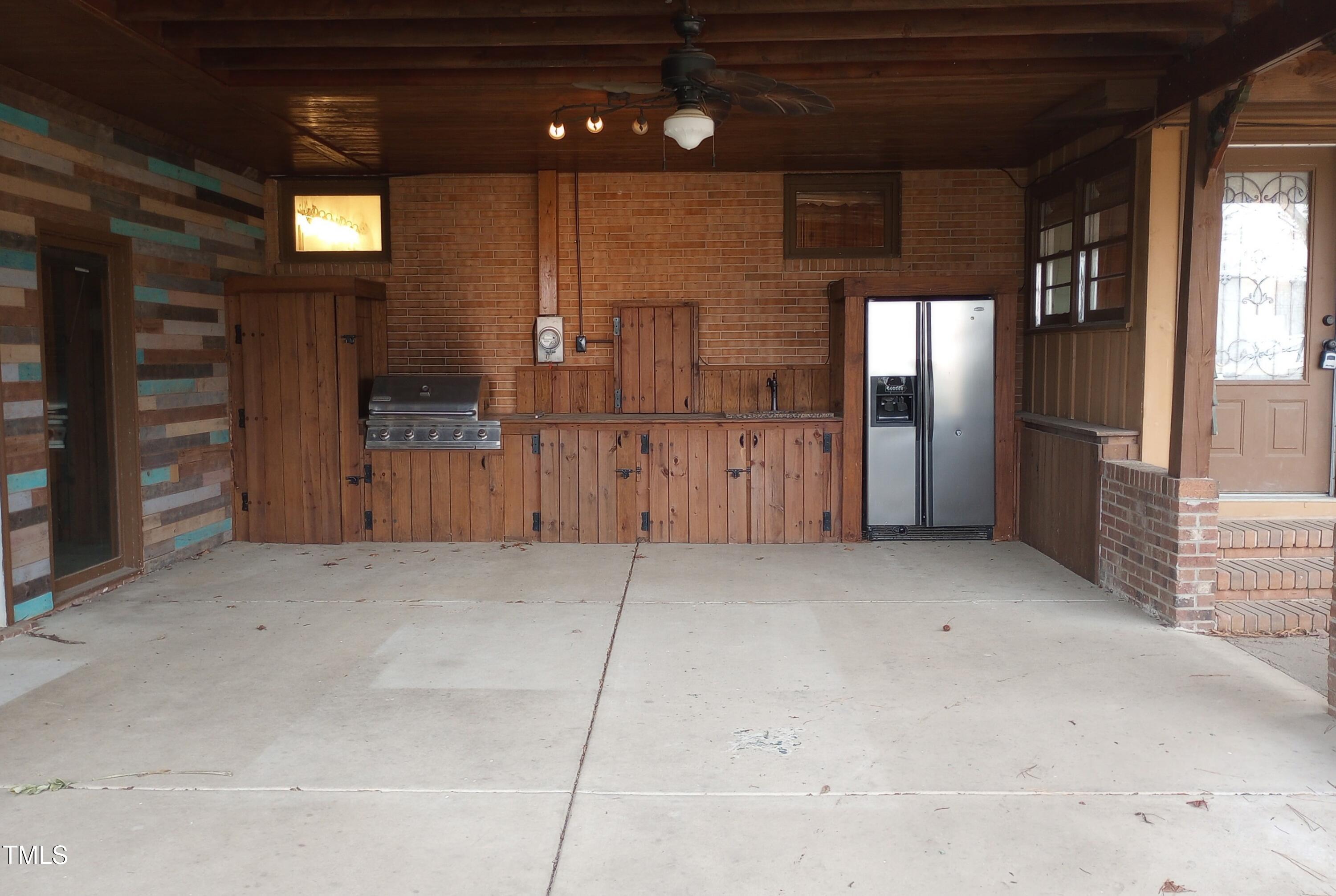 410 W Barrington Street Property Photo 5
