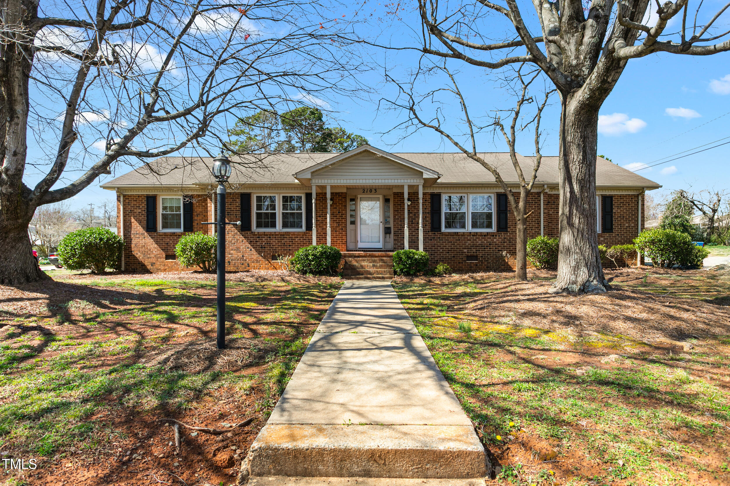 2103 Huntington Road Property Photo