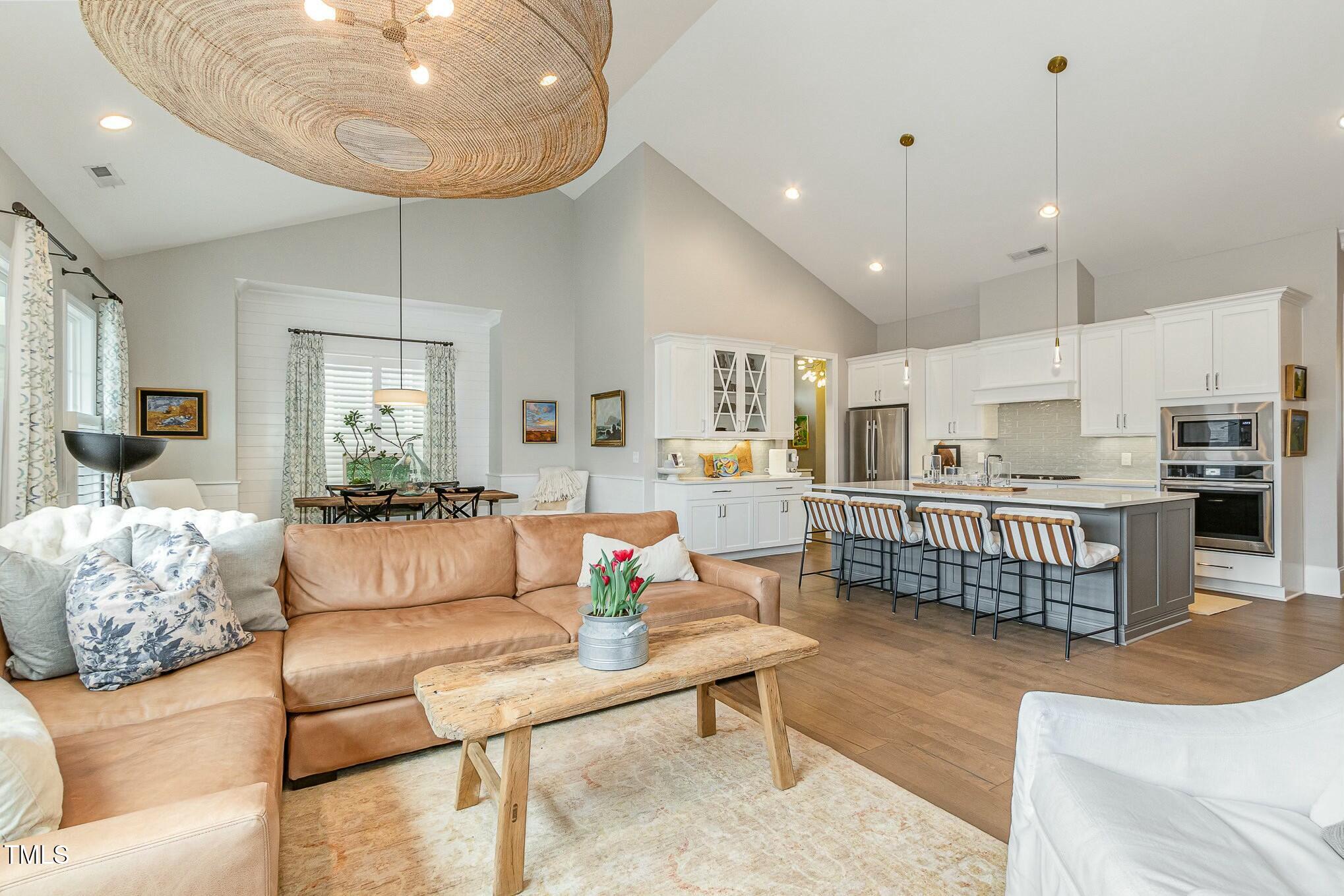 1327 Gloriosa Street Property Photo