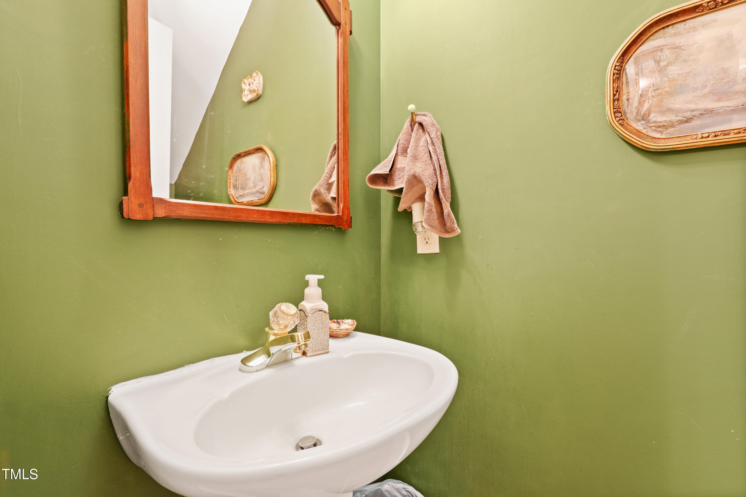 721 Thompson Road Property Photo 17