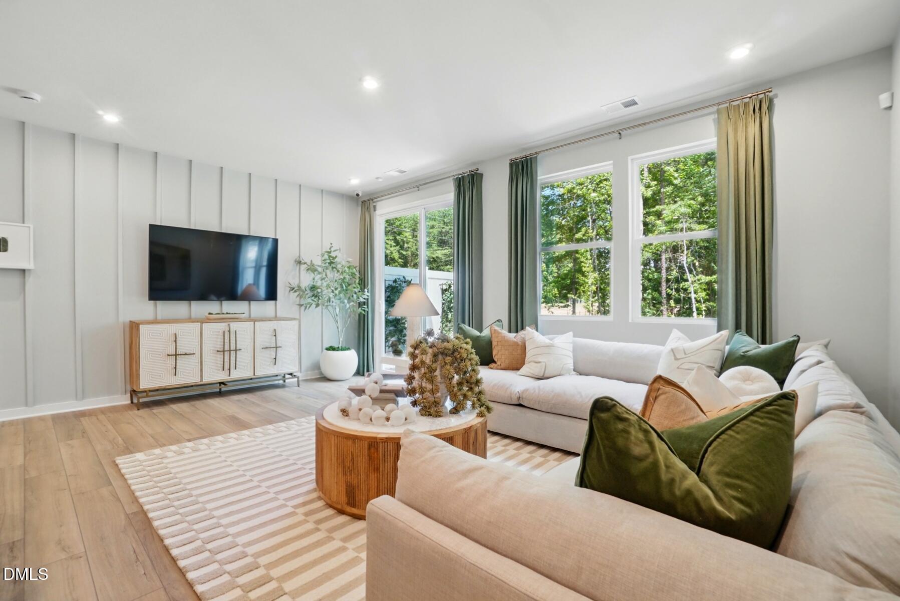 21 Silver Pine Drive Property Photo 8