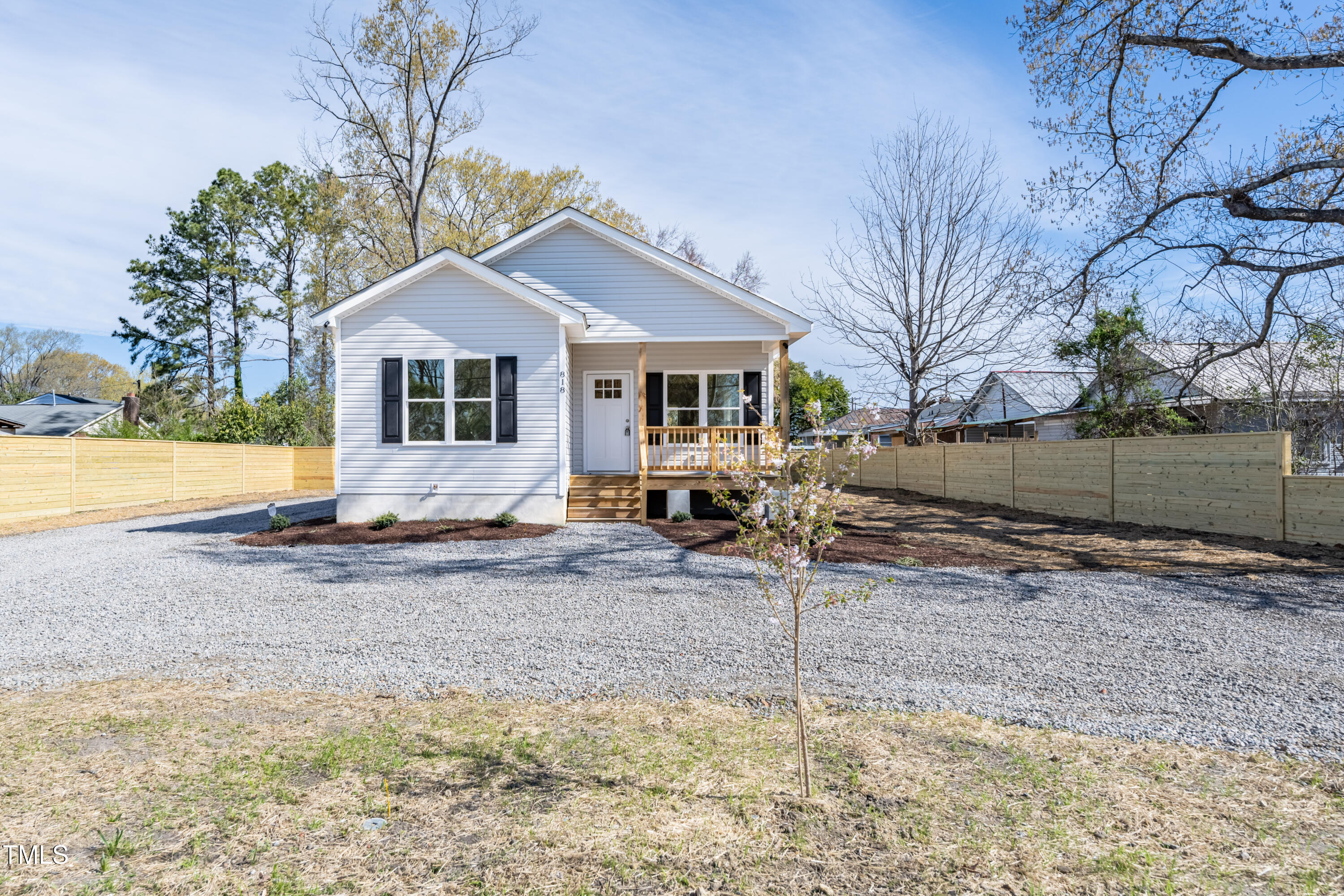 818 E Holly Street Property Photo