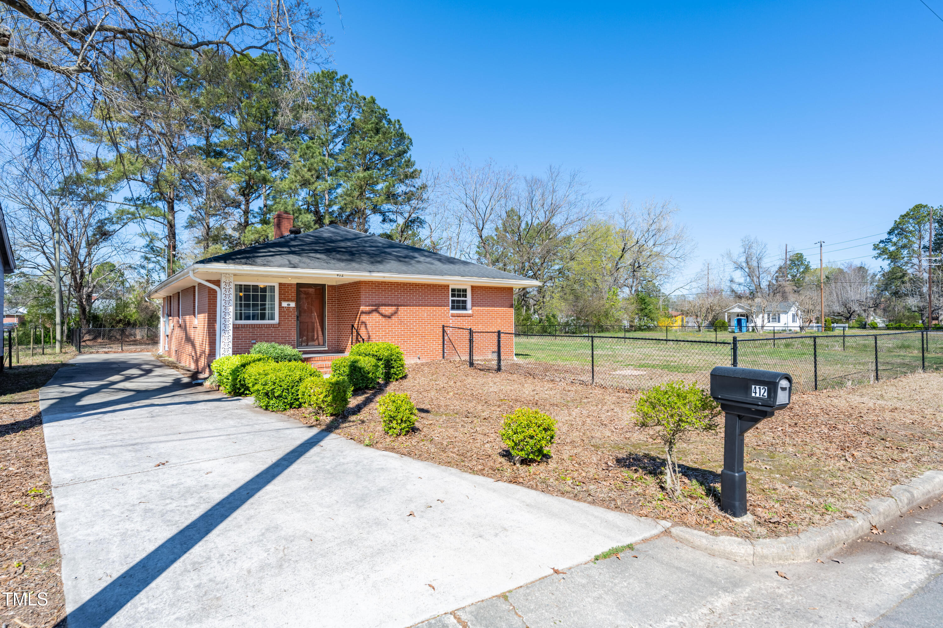 412 Suburb Street Property Photo