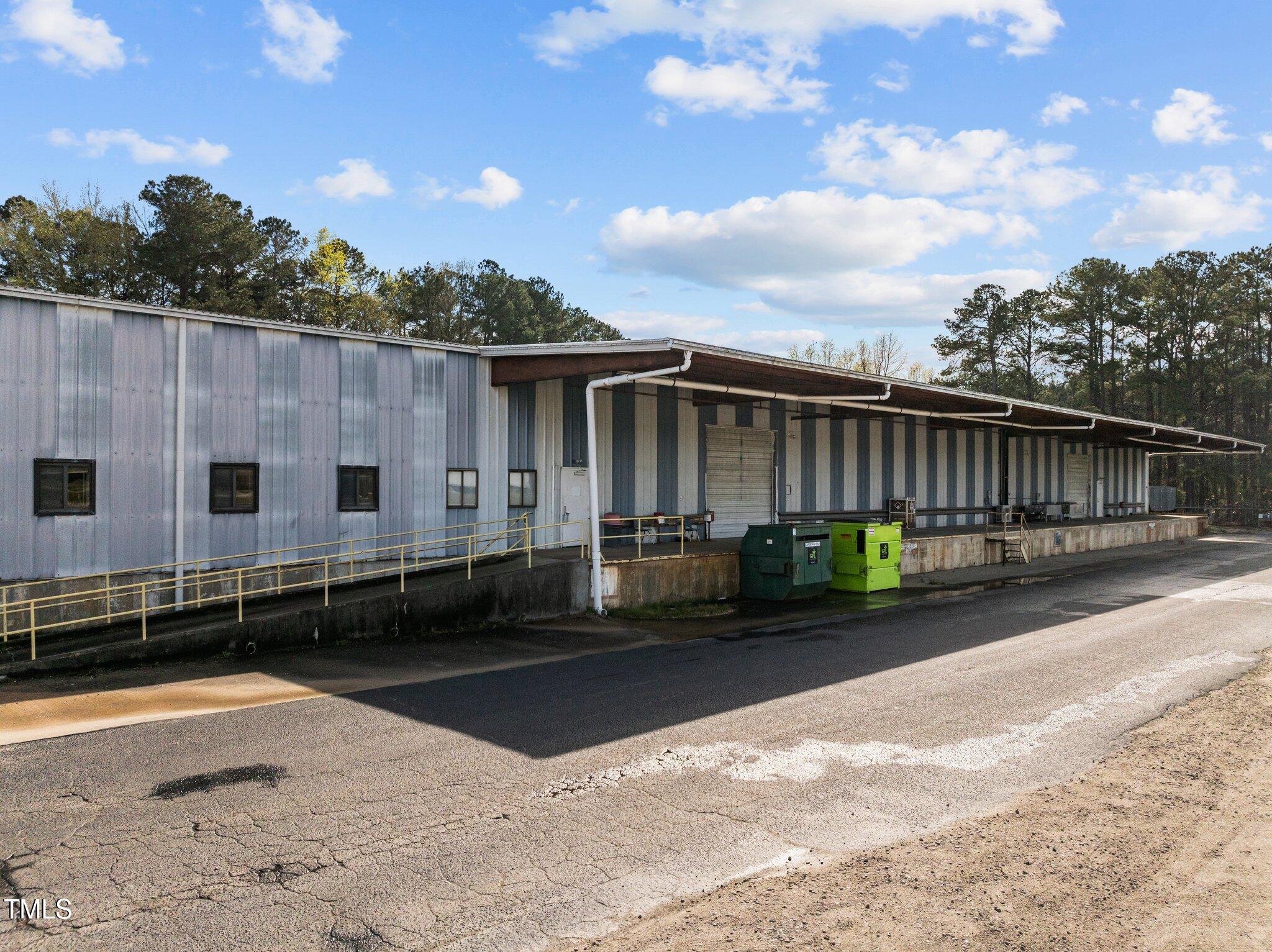 2107 Black Creek Road S Property Photo 4