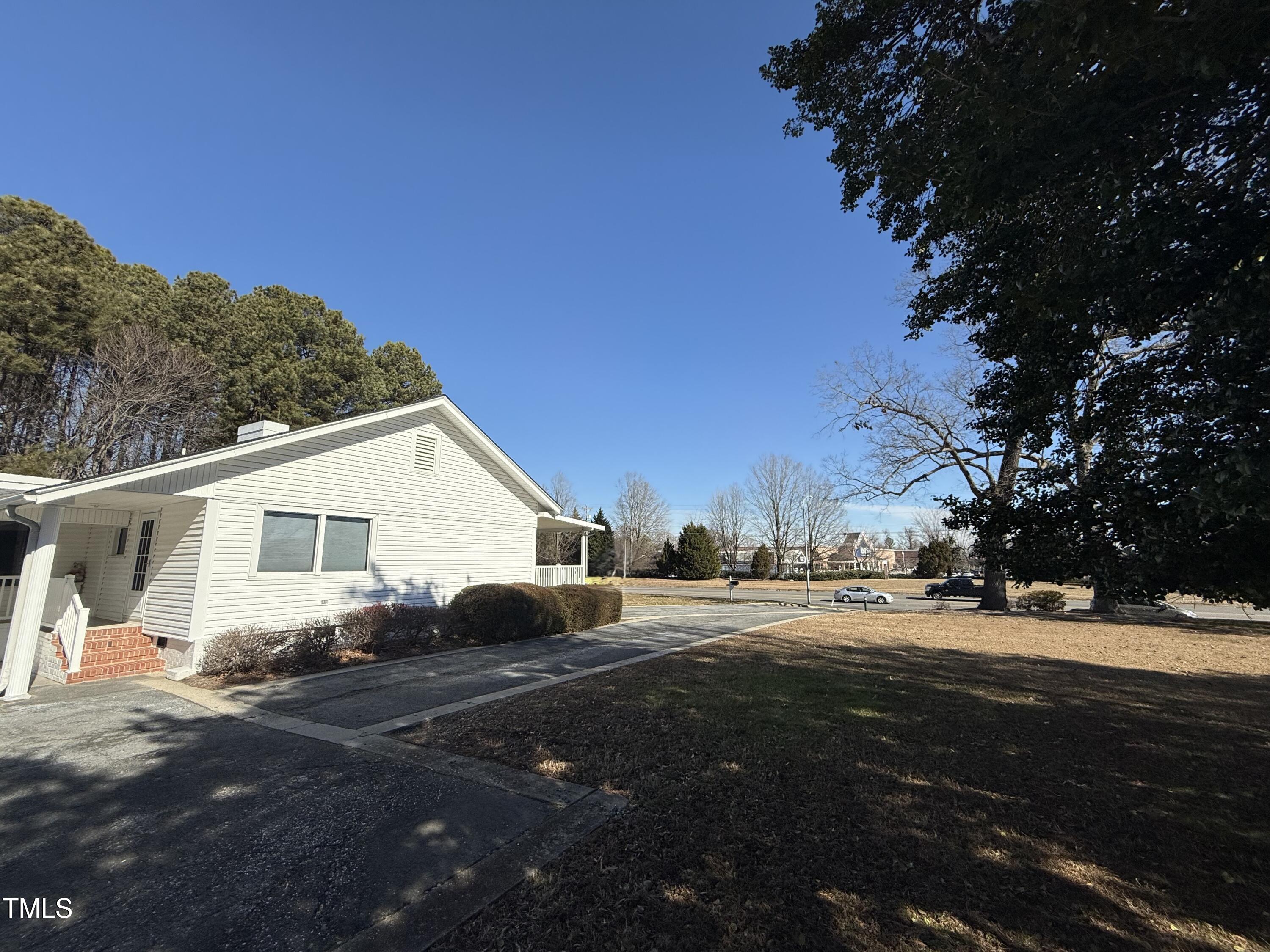 4007 N Roxboro Street Property Photo 9