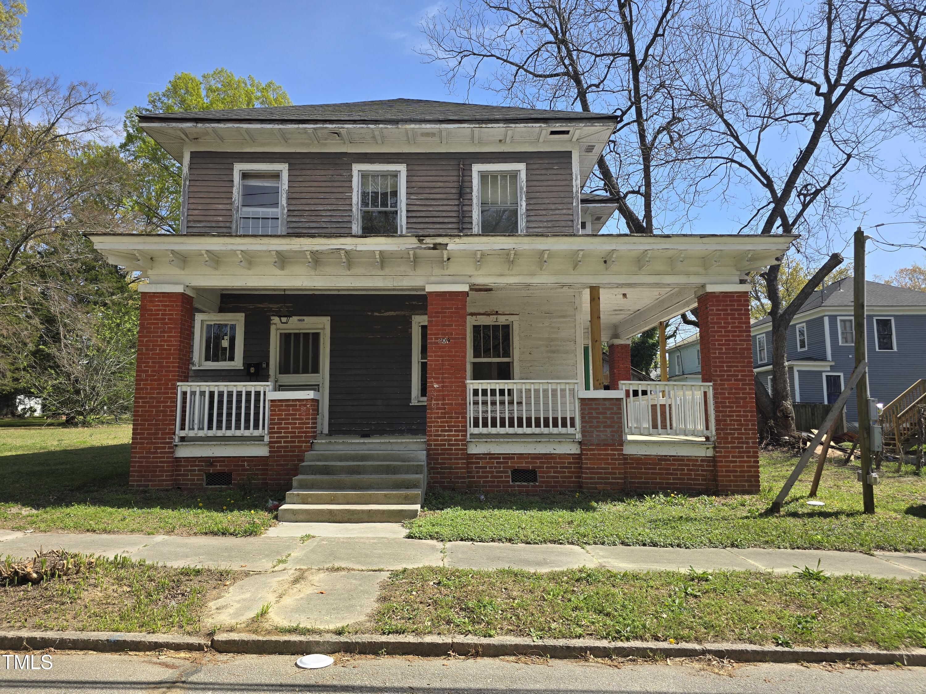 209 W Daniel Street Property Photo