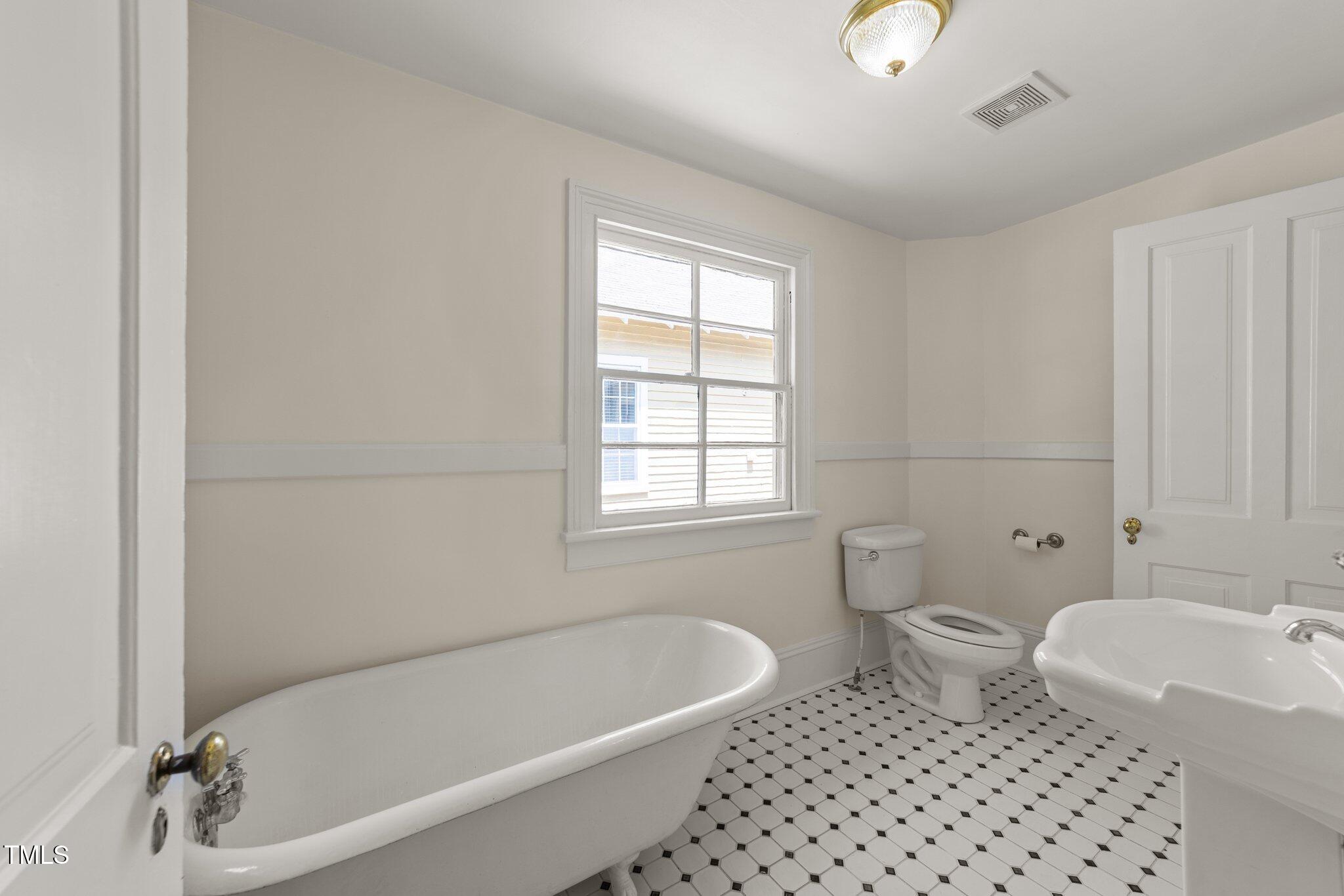 726 N Blount Street Property Photo 8