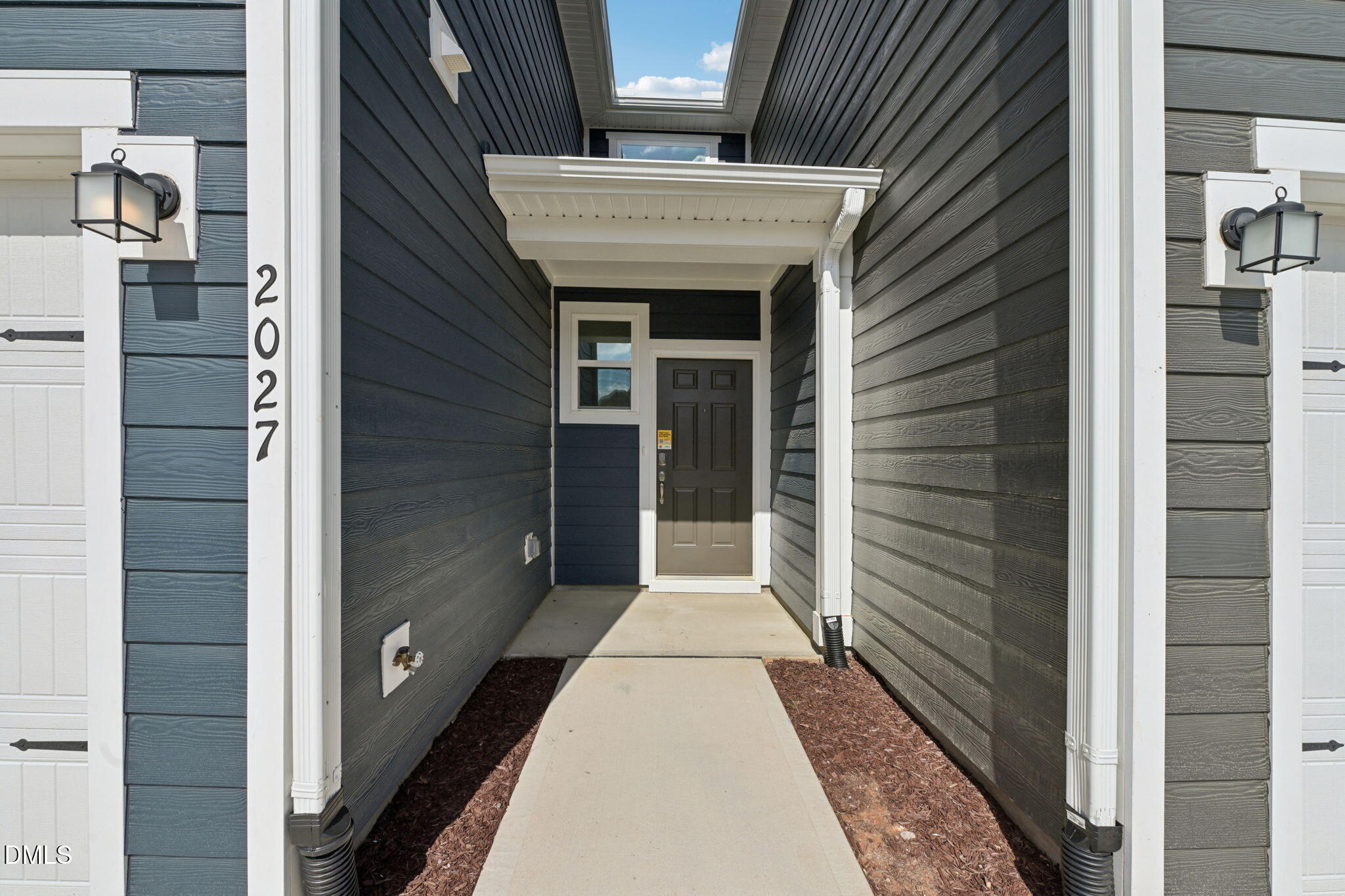 2027 Oakdale Drive Property Photo 3