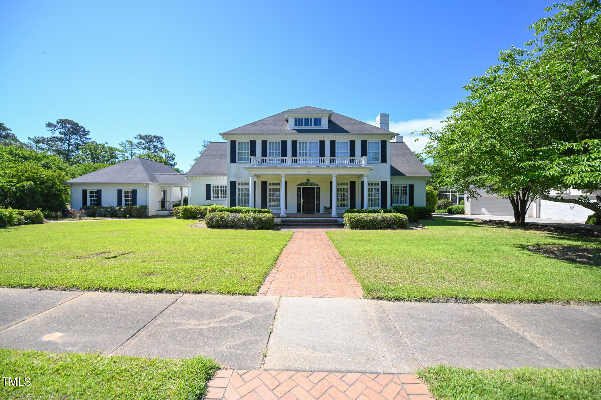 1093 N Lakeside Drive Property Photo 1