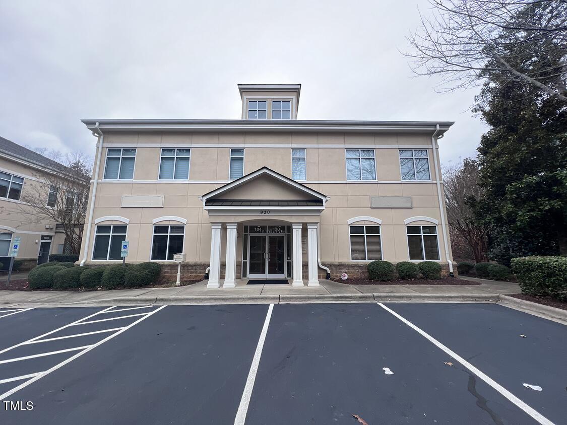 930 Se Cary Parkway # 104 Property Photo 1