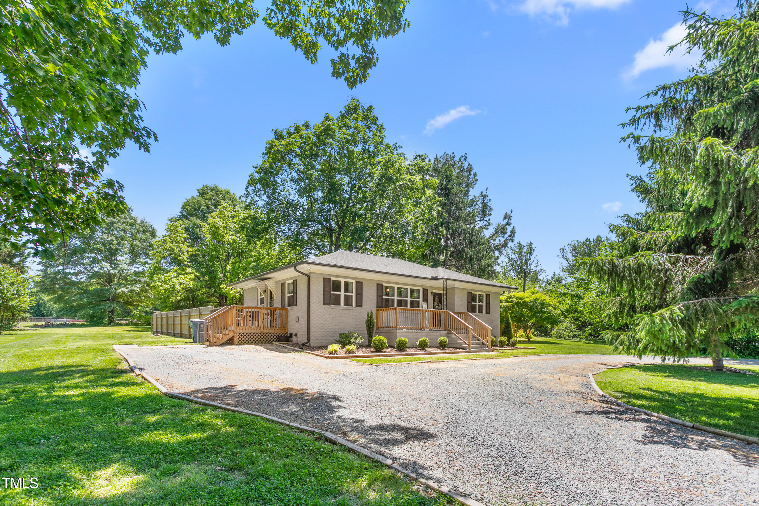 827 Loop Rd Road Property Photo