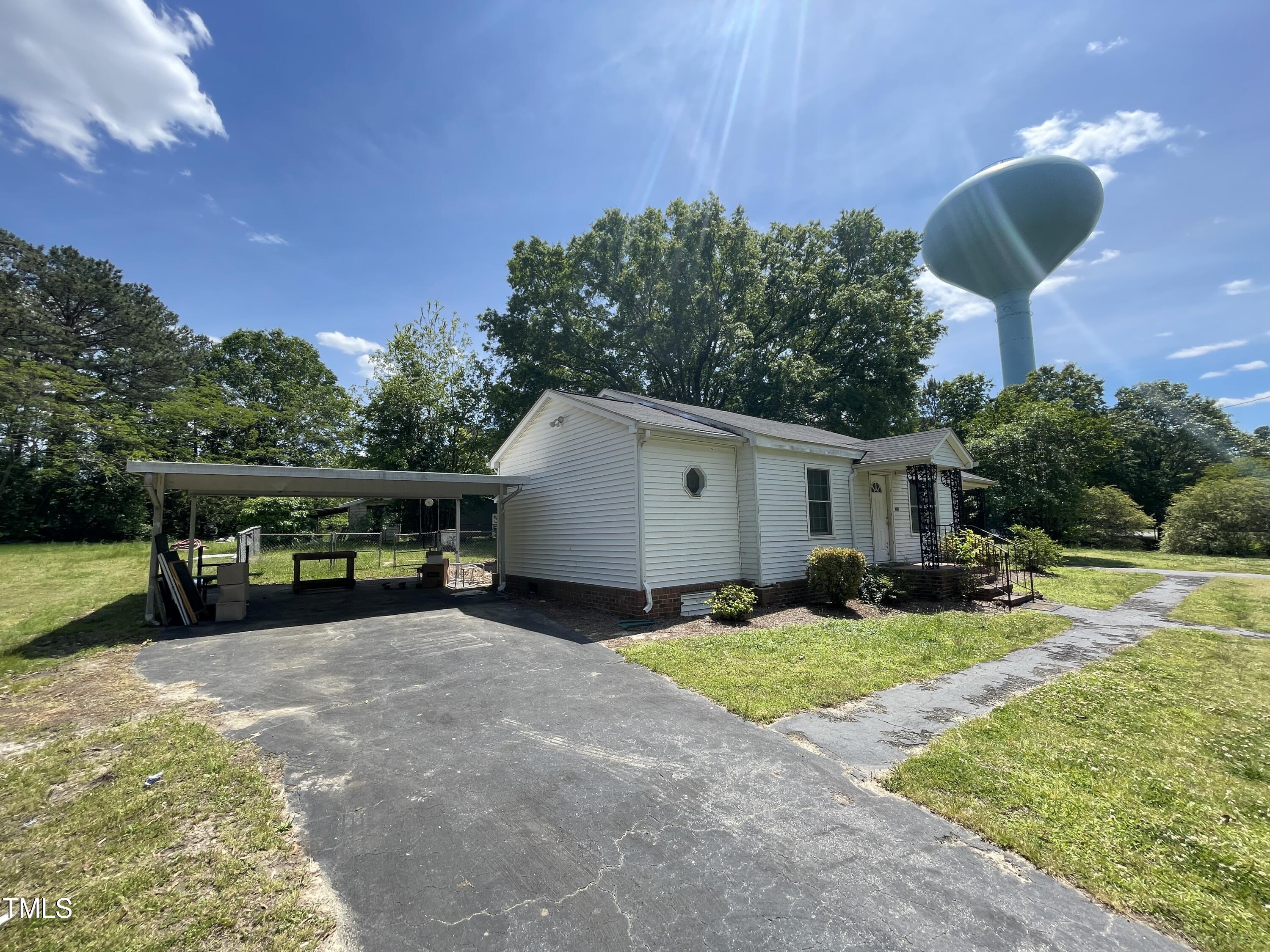 400 Field Street Property Photo 8