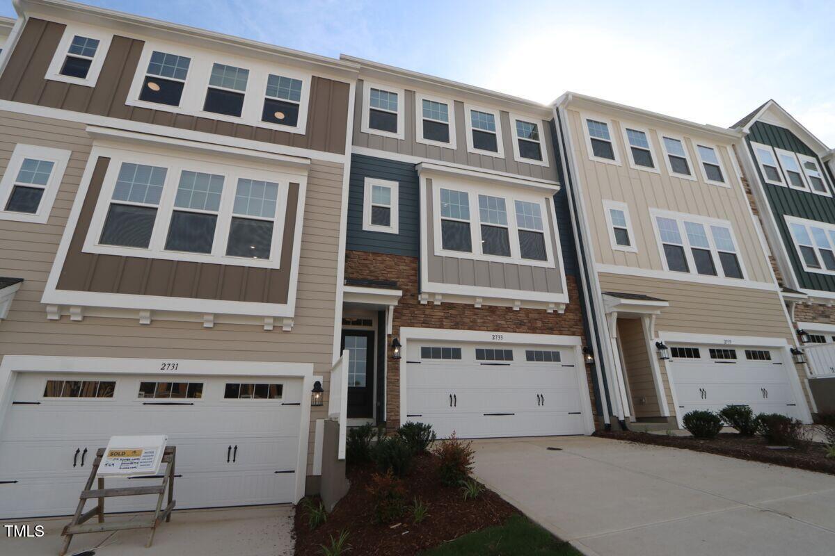 2733 Hunter Woods Drive # 570 Property Photo 1
