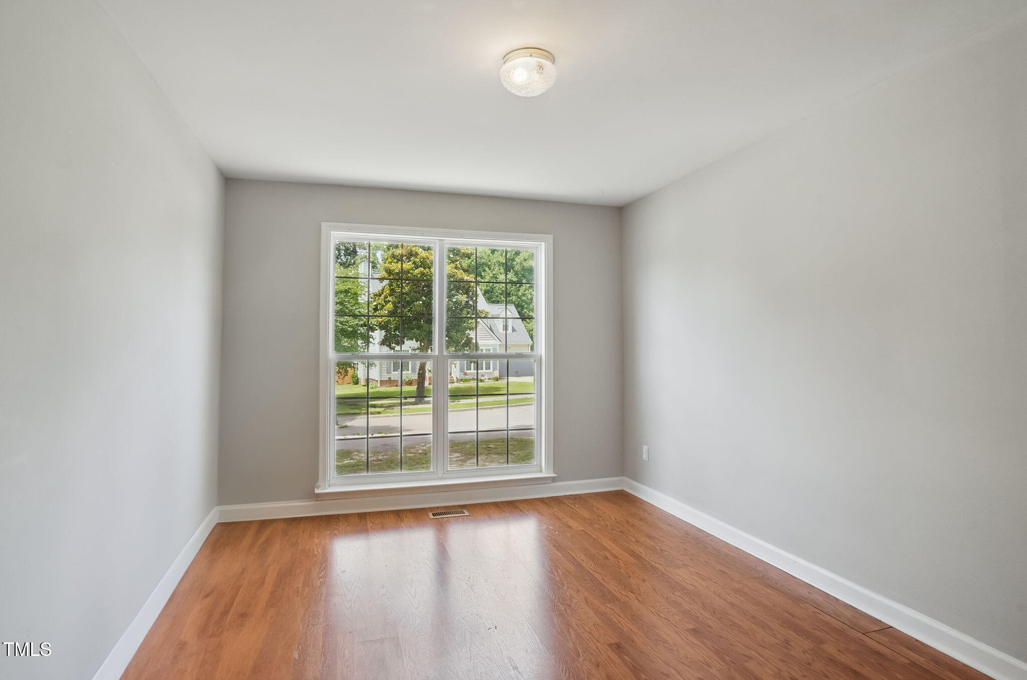 4905 Knightsbridge Way Property Photo 6